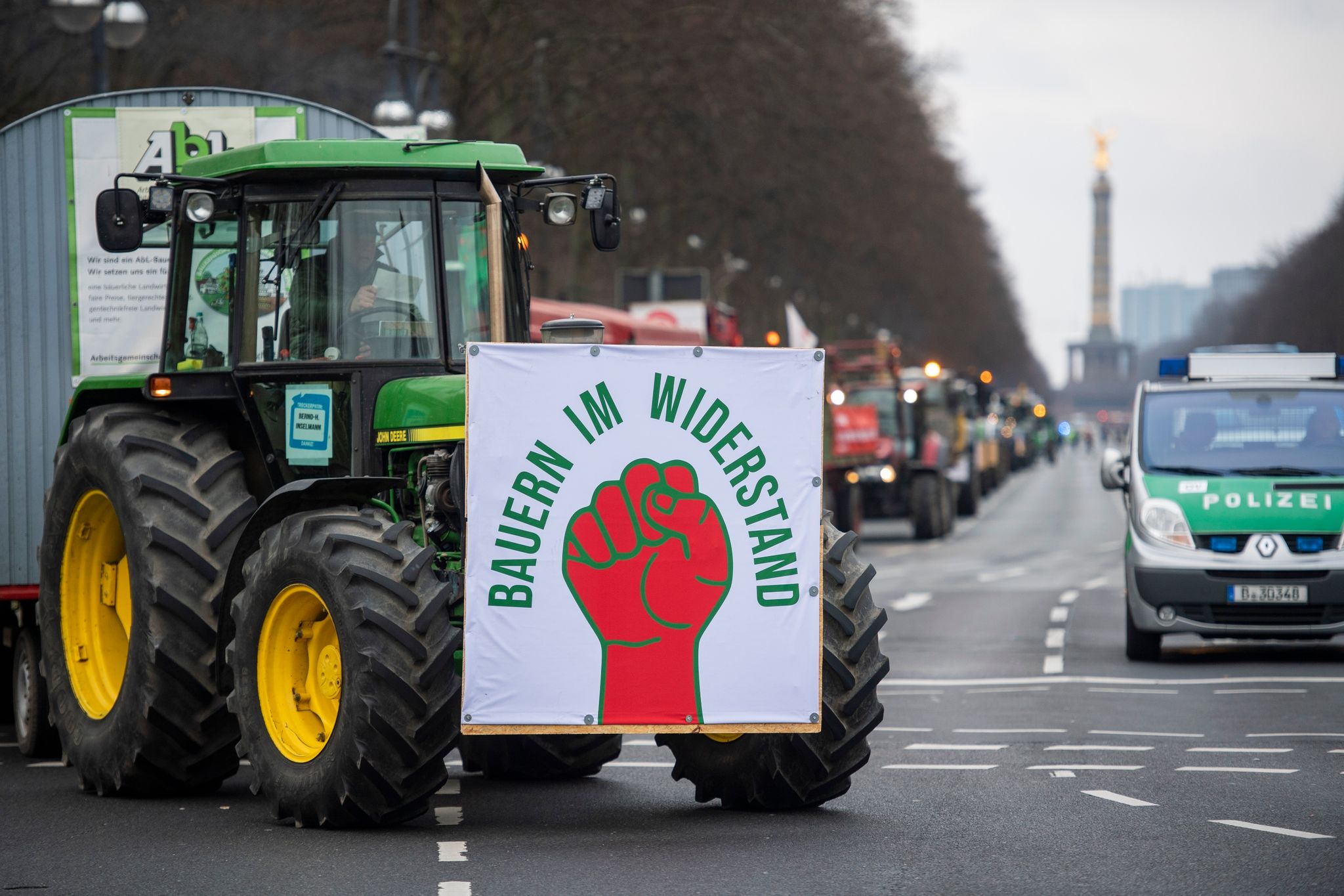 Bei einer Demonstration der Organisation «Wir haben es satt!» fahren Traktoren von Bauern auf der Straße des 17. Juni.
