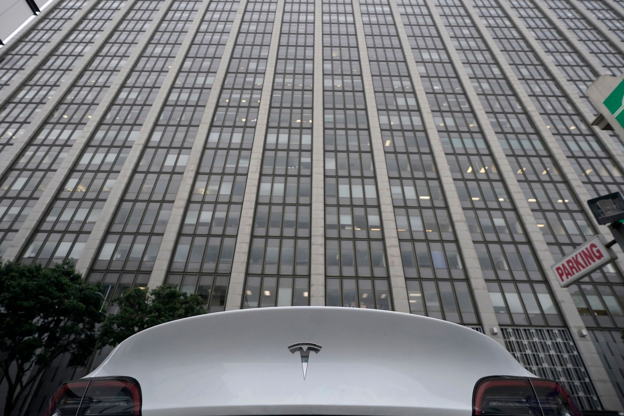 Ein Tesla-Auto ist auf einem Parkplatz gegenüber einem Bundesgericht geparkt.
