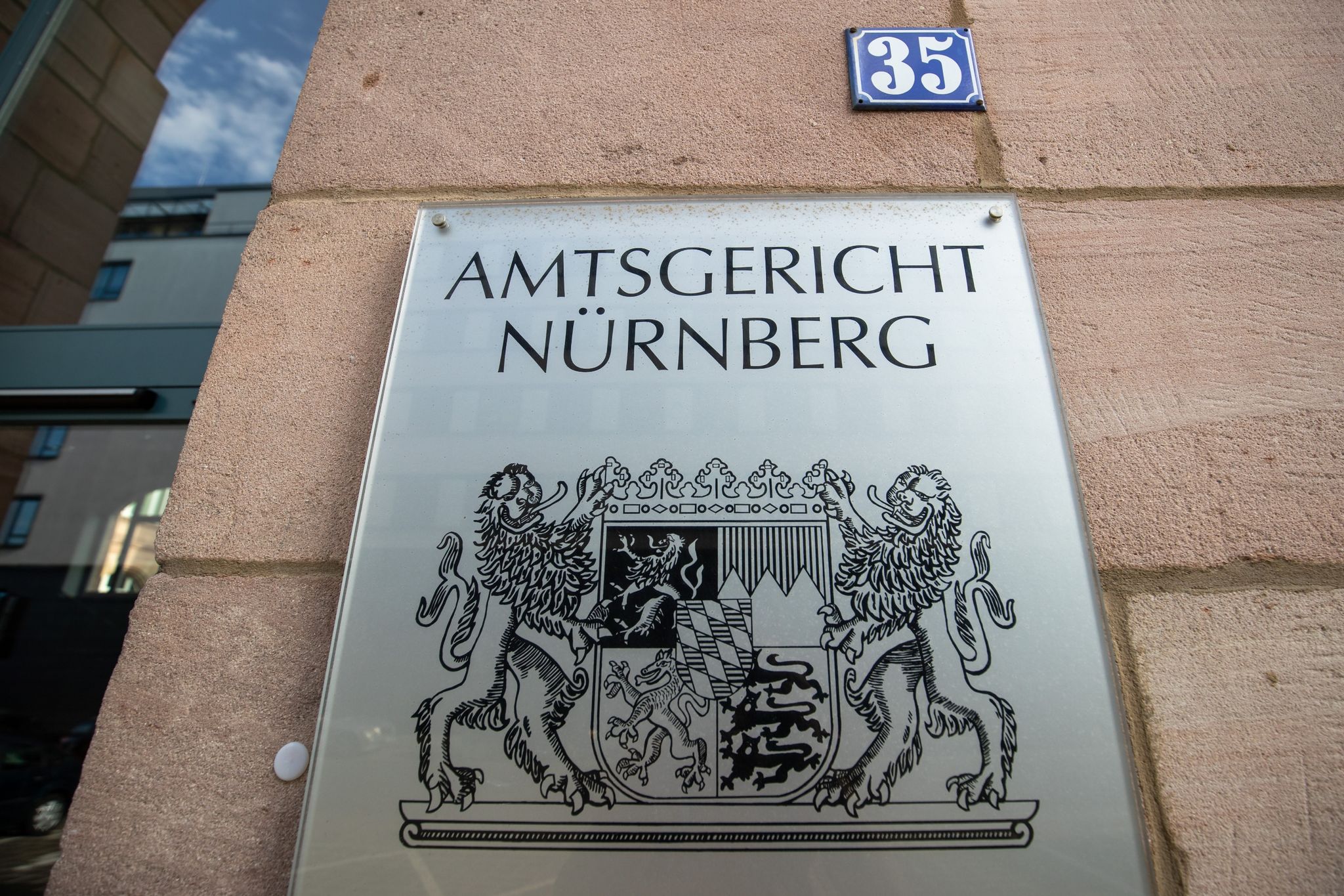 Ein Schild mit dem bayerischen Wappen und dem Schriftzug «Amtsgericht Nürnberg».