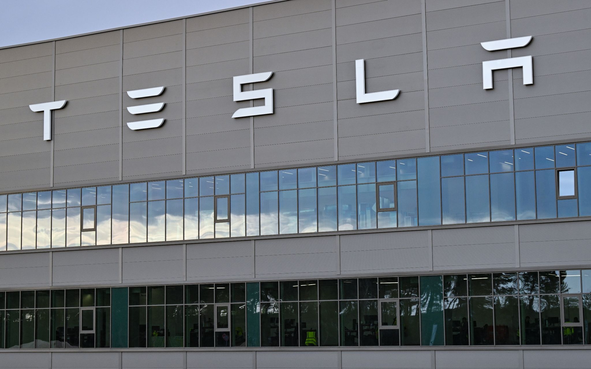 Das Gebäude der Batteriefertigung auf dem Gelände der Tesla Gigafactory Berlin-Brandenburg vom US-Elektroautobauer Tesla.