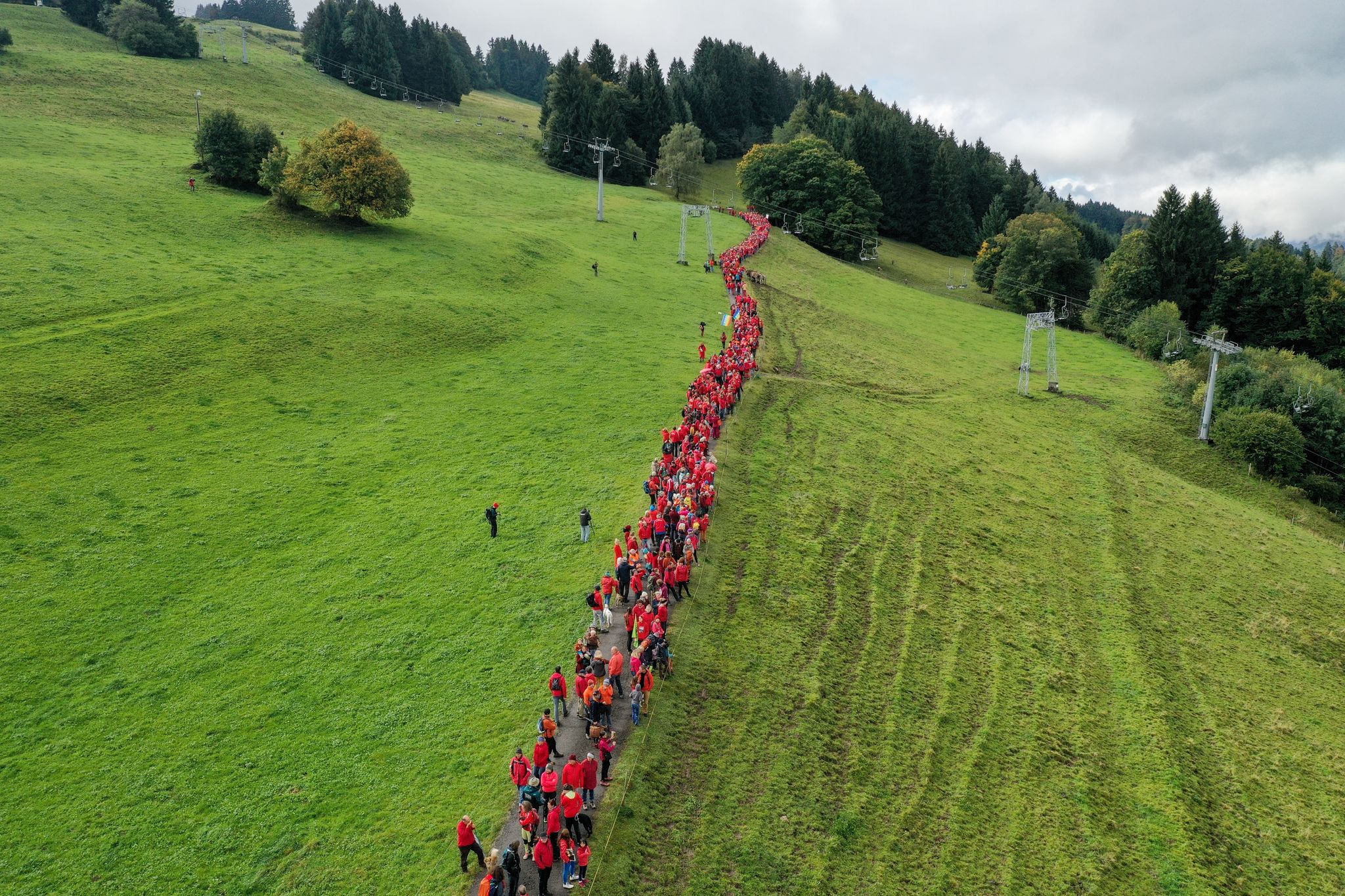 Gegner des Seilbahnprojekts am Grünten im Allgäu bilden eine Menschenkette am alten Grüntenlift (Luftaufnahme mit einer Drohne).
