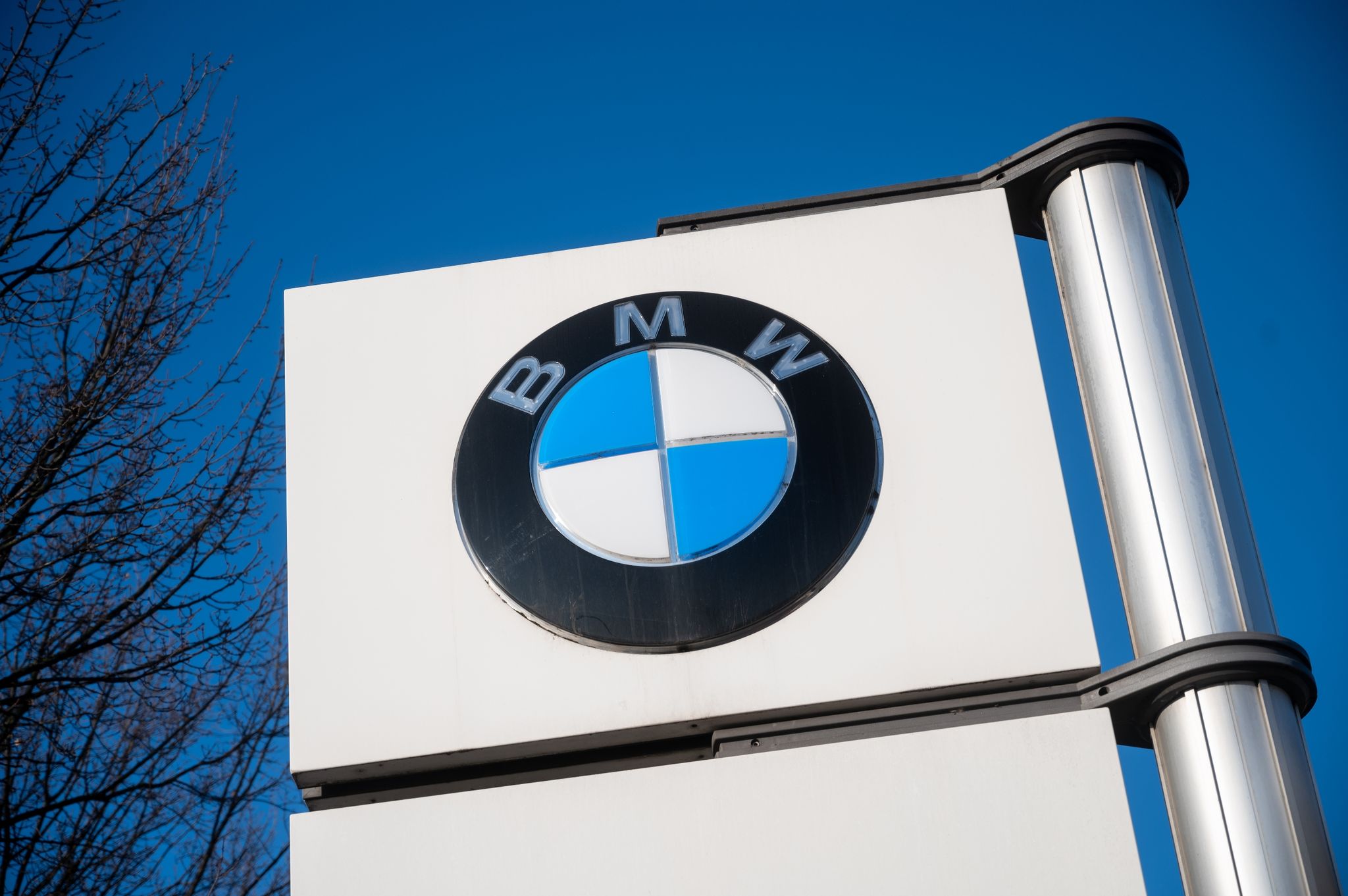 Vor einem Werk steht das Logo von BMW.