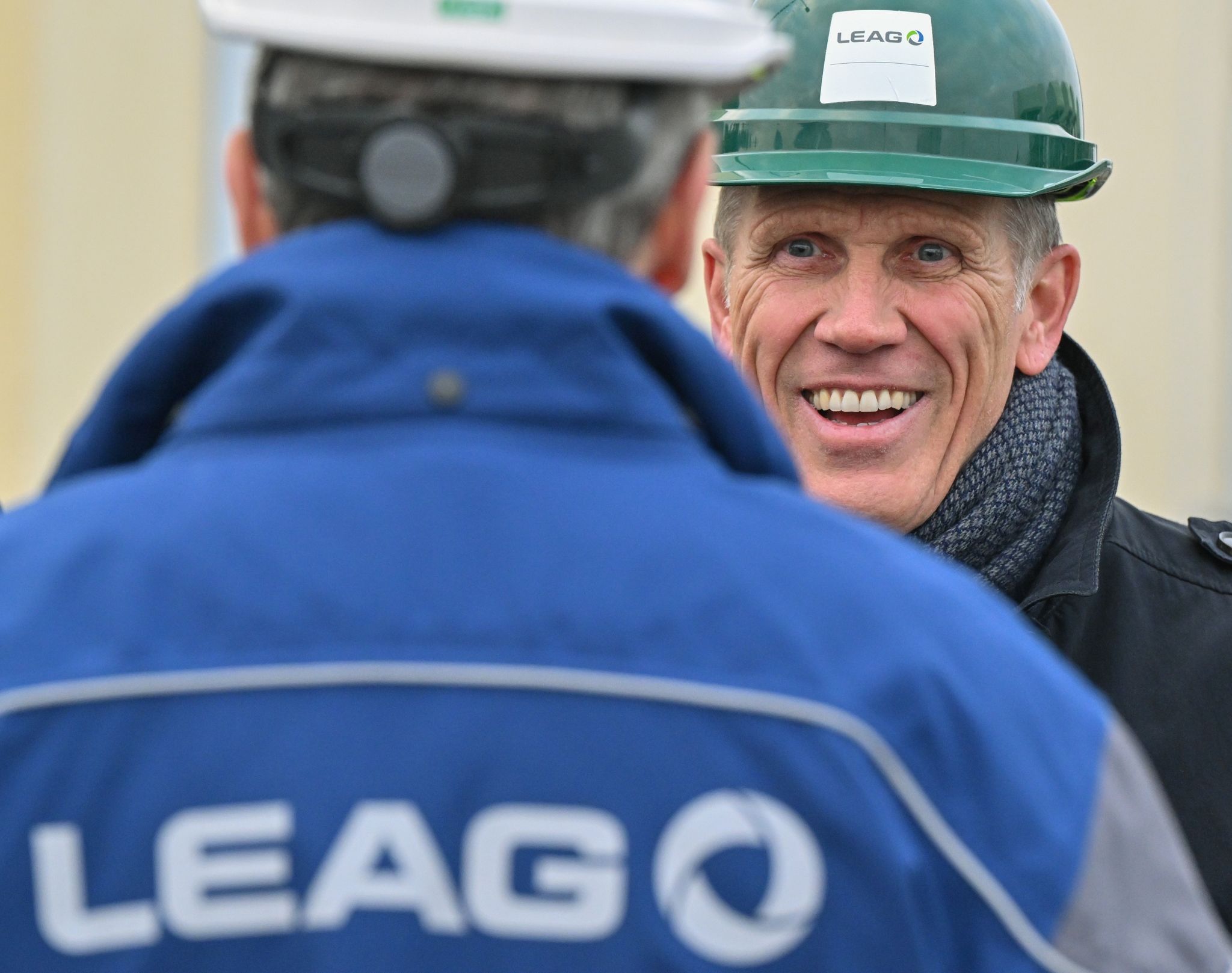 Thorsten Kramer, Vorstandsvorsitzender der Lausitz Energie Bergbau AG, spricht mit einem Mitarbeiter.