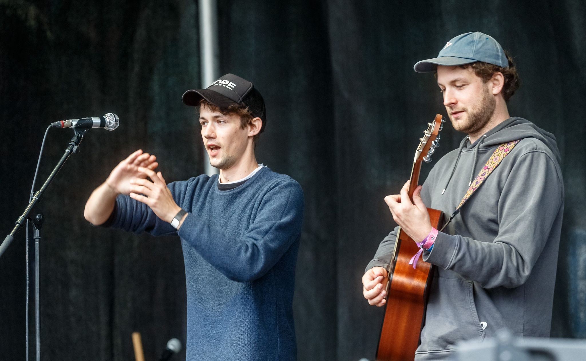 Die Musiker Henning May (l) und Severin Kantereit von AnnenMayKantereit spielen auf der Bühne der Klimastreikdemonstration von Fridadys For Future (FFF).