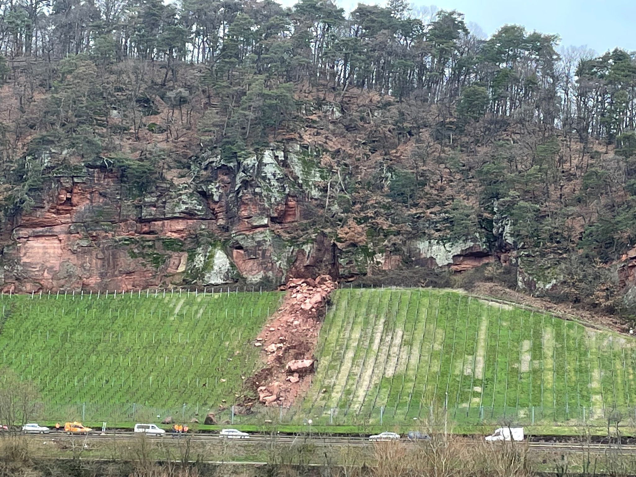 Am roten Felsen in Trier haben sich am Donnerstag mehrere größere Steinbrocken gelöst.