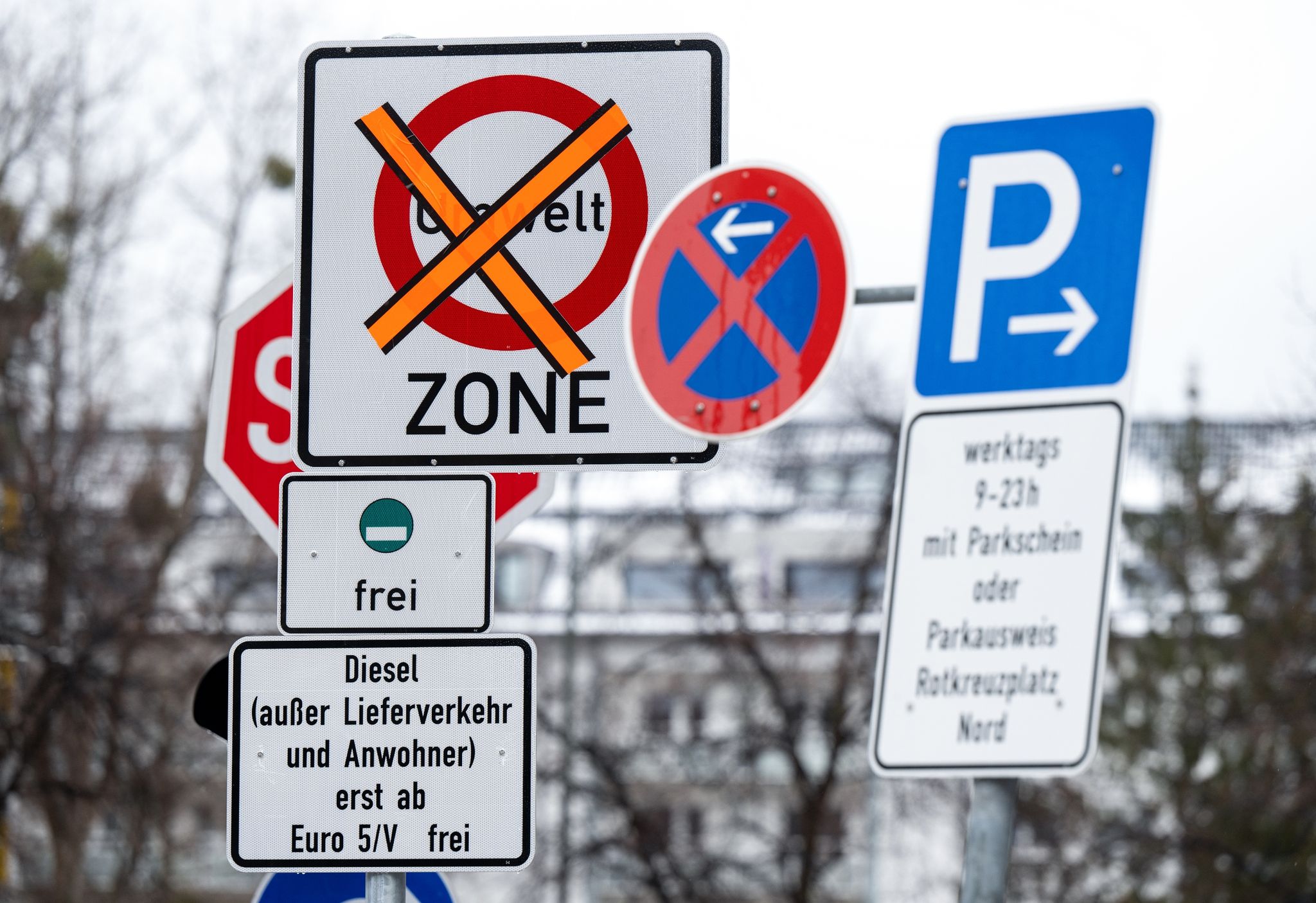 Ein Schild mit der Aufschrift „Umwelt Zone“ und „Diesel (außer Lieferverkehr und Anwohner) erst ab Euro 5/V frei“ steht an einer Zufahrt zur Landshuter Allee.
