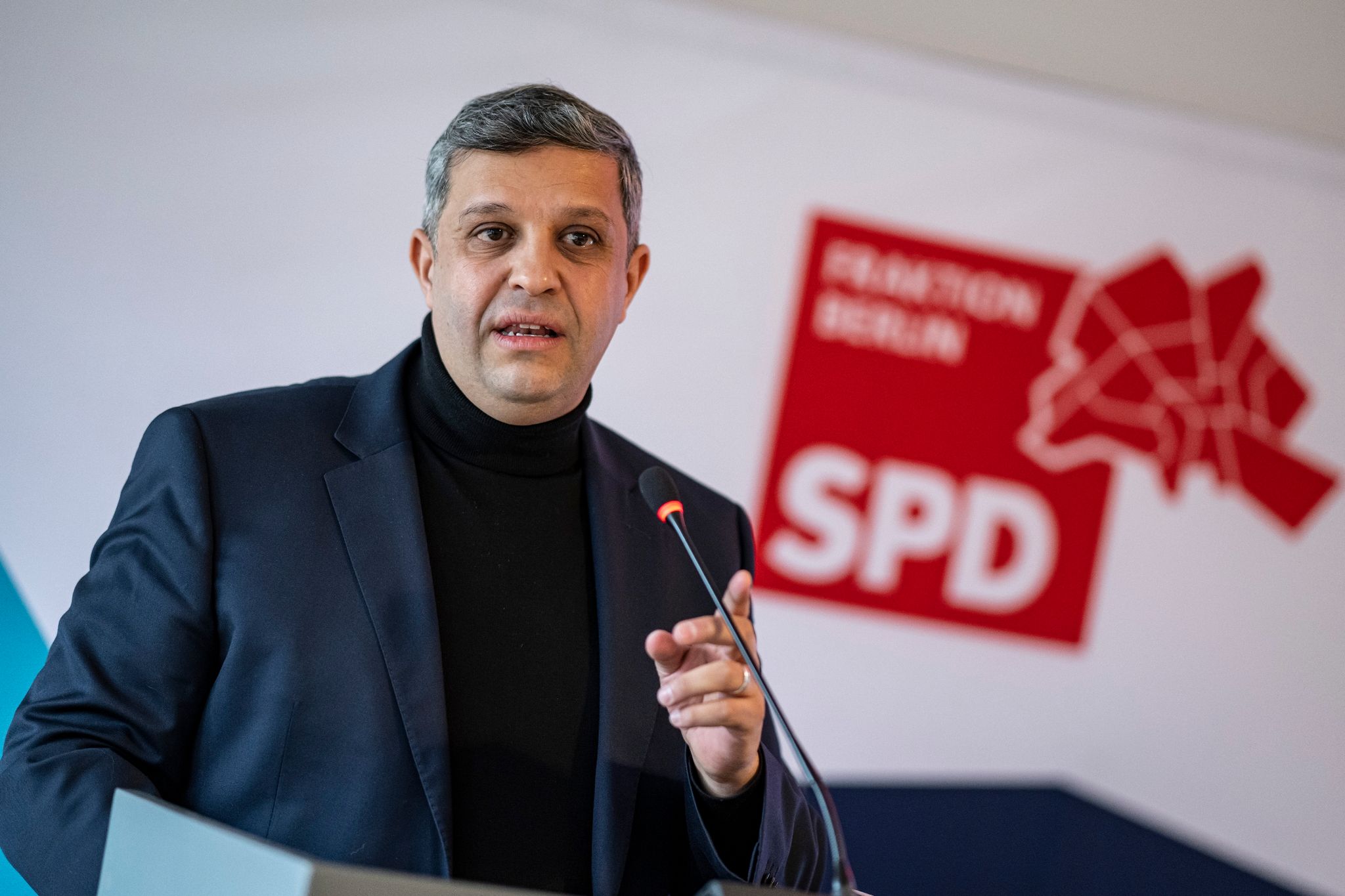 Raed Saleh, Vorsitzender der SPD Berlin und Vorsitzender der SPD-Fraktion im Berliner Abgeordnetenhaus, spricht.