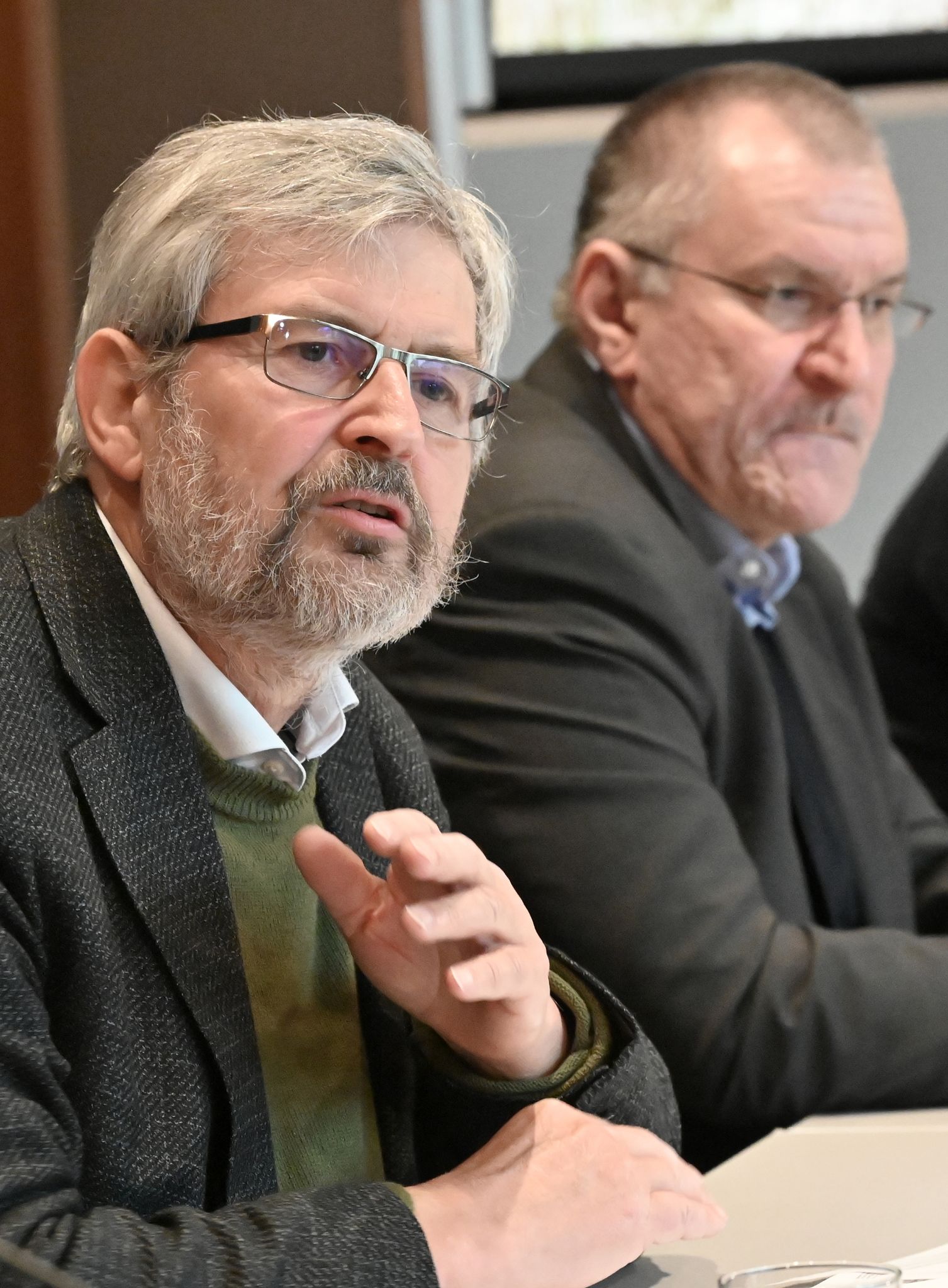 Axel Vogel (Bündnis90/Grüne), Landwirtschaftsminister des Landes Brandenburg, und Henrik Wendorff, Präsident des Landesbauernverbands Brandenburg, sprechen auf einer Pressekonferenz.