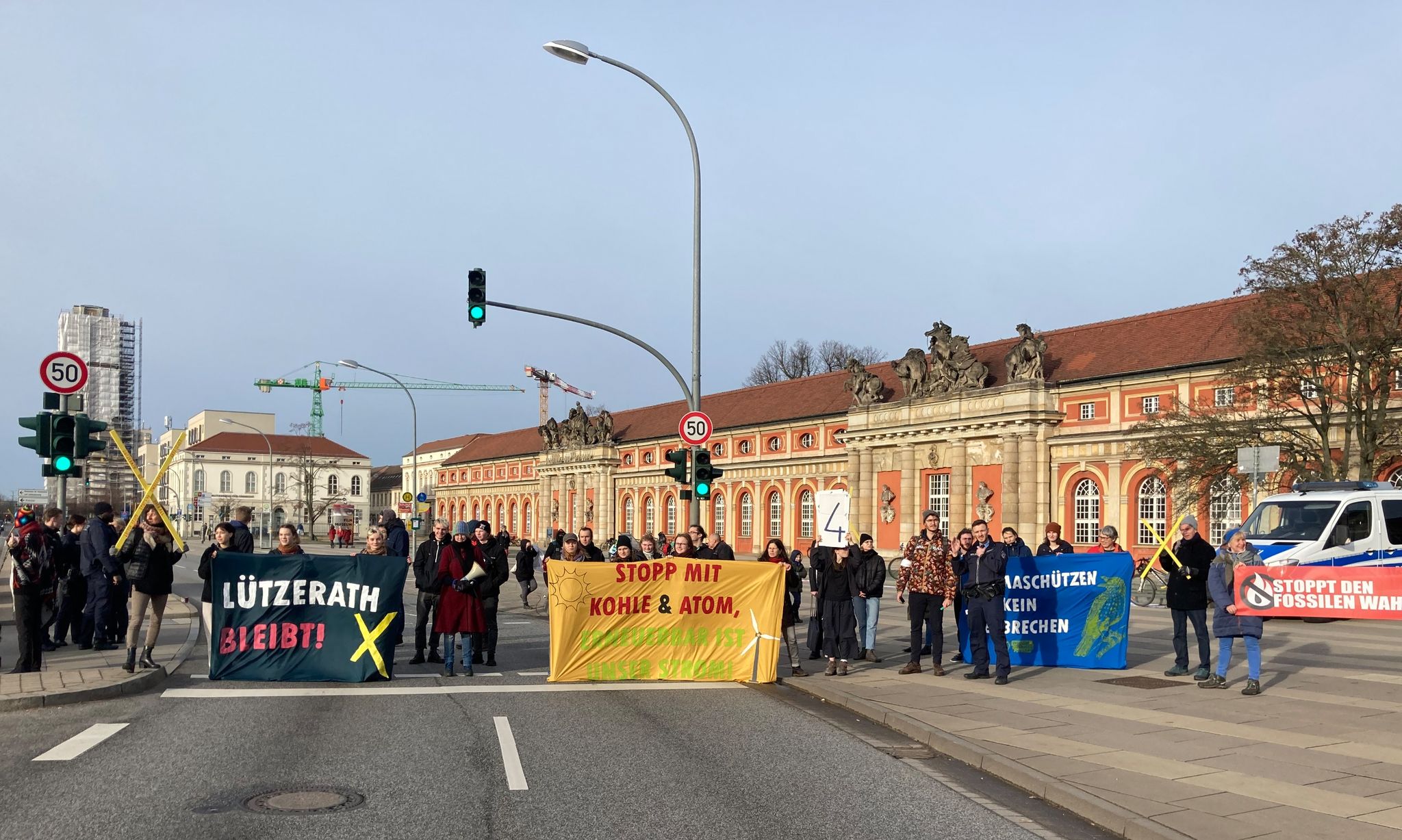 Aus Protest gegen die Räumung des Dorfes Lützerath haben Klimaaktivisten in Potsdam kurzzeitig den Verkehr blockiert.