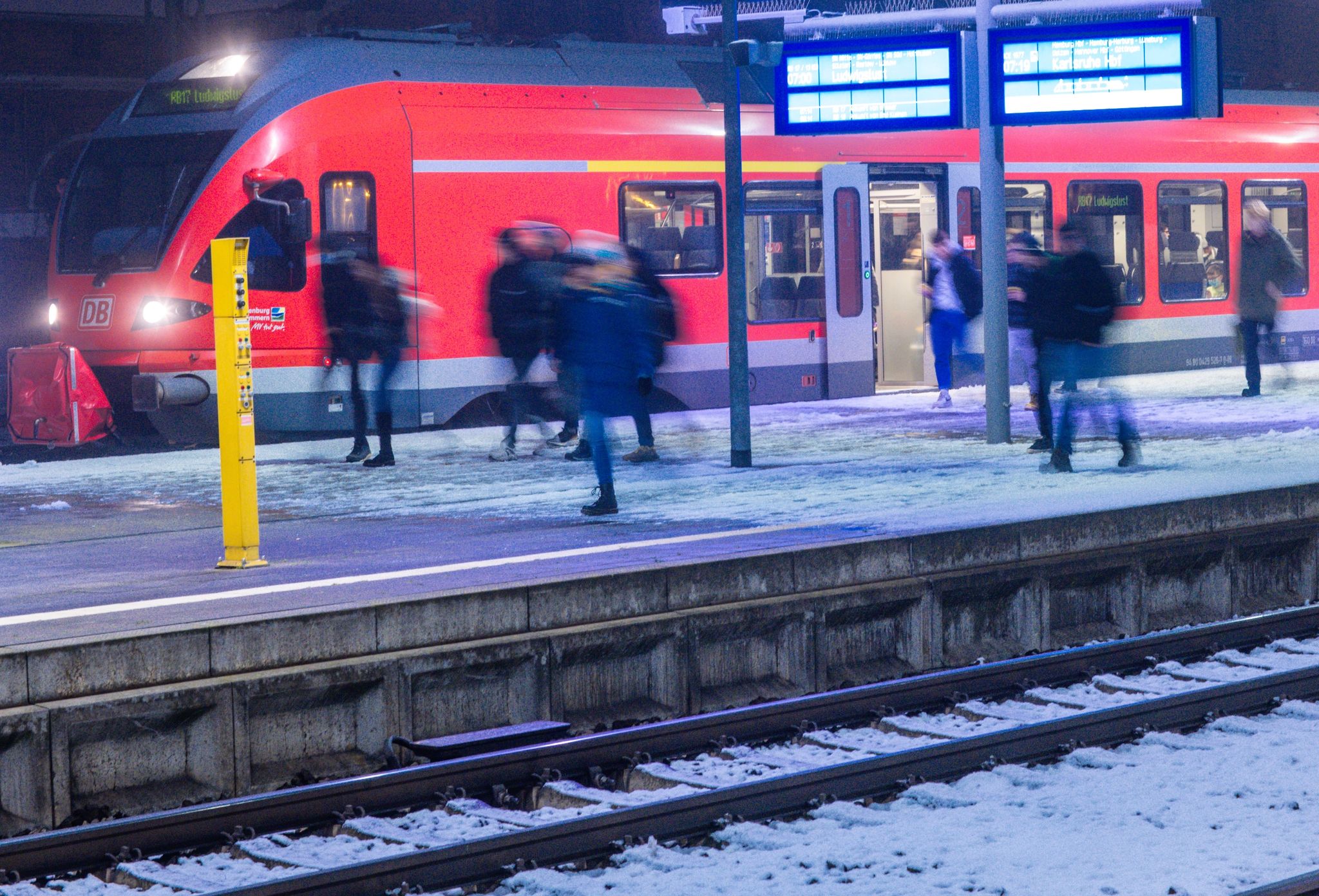 Fahrgäste steigen auf dem Hauptbahnhof aus einem Regionalzug.