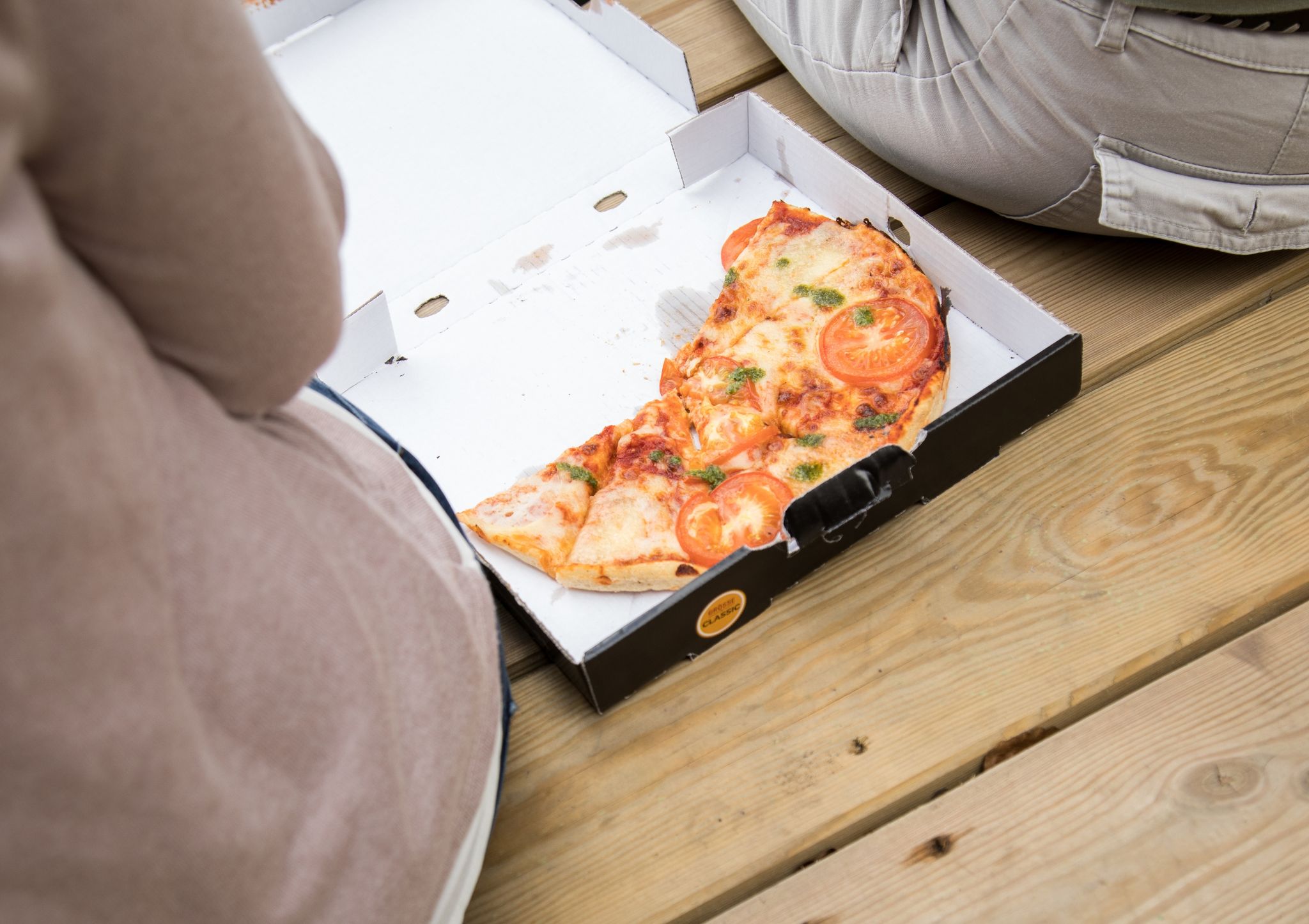Stark verschmutzte Pizzakartons gehören nach Ansicht der Verbraucher Initiative nicht ins Altpapier.