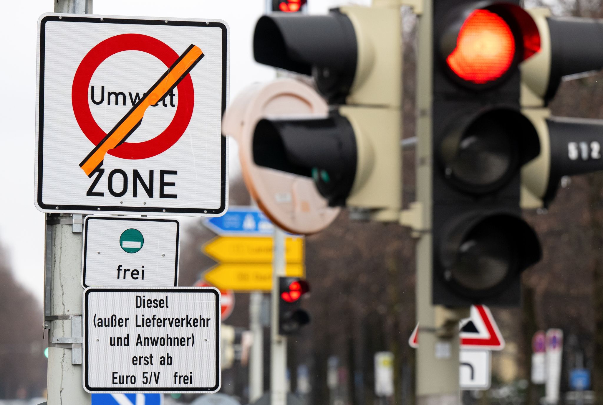 Ein Schild mit der Aufschrift „Umwelt Zone“ und „Diesel (außer Lieferverkehr und Anwohner) erst ab Euro 5/V frei“.