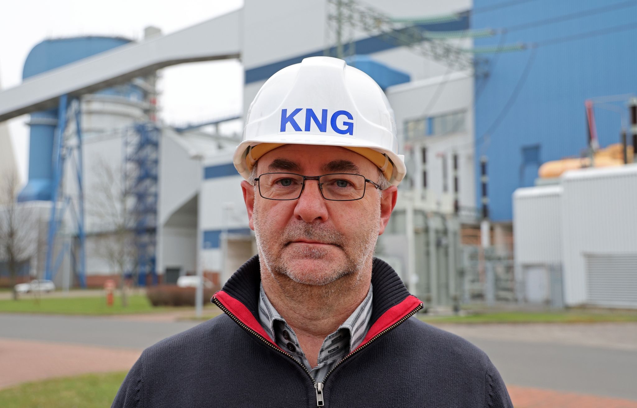 Axel Becker, Kraftwerksleiter, steht vor dem Steinkohlekraftwerk im Seehafen.
