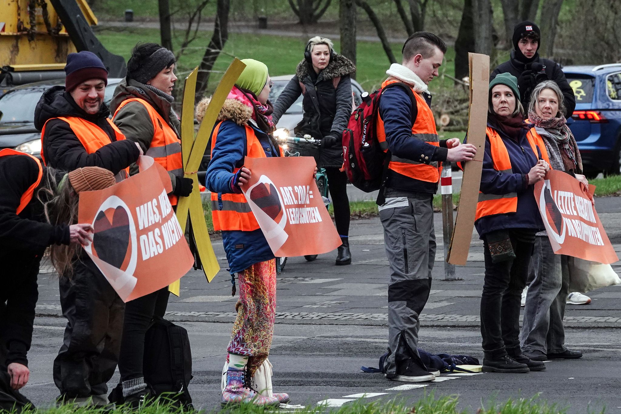 Aktivisten der Umweltgruppe «Letzte Generation» blockieren den Verkehr auf der Universitätsstraße.