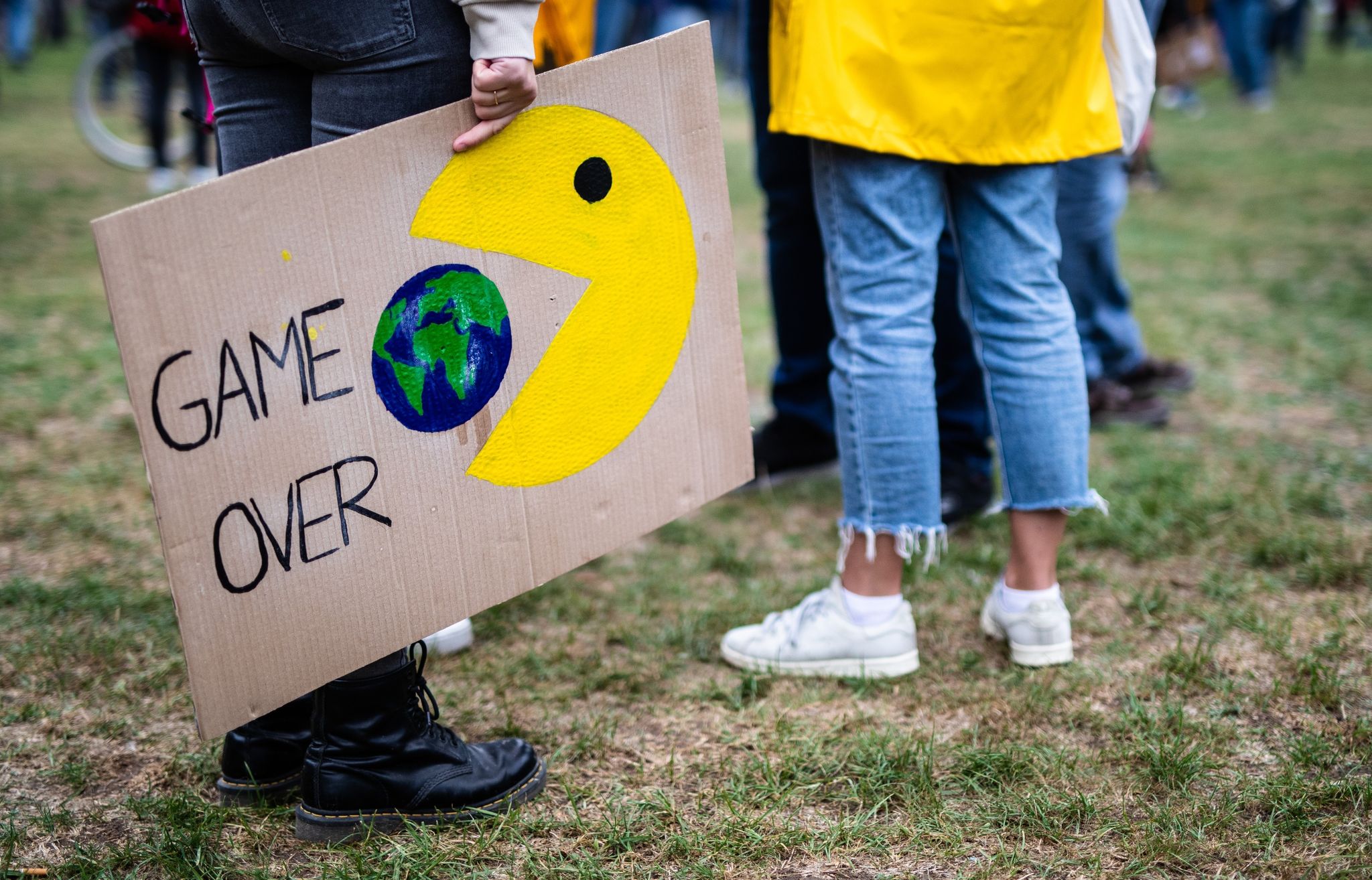 «Game Over» steht beim Klimastreik der Klimaschutzbewegung Fridays for Future auf dem Plakat einer Teilnehmerin.