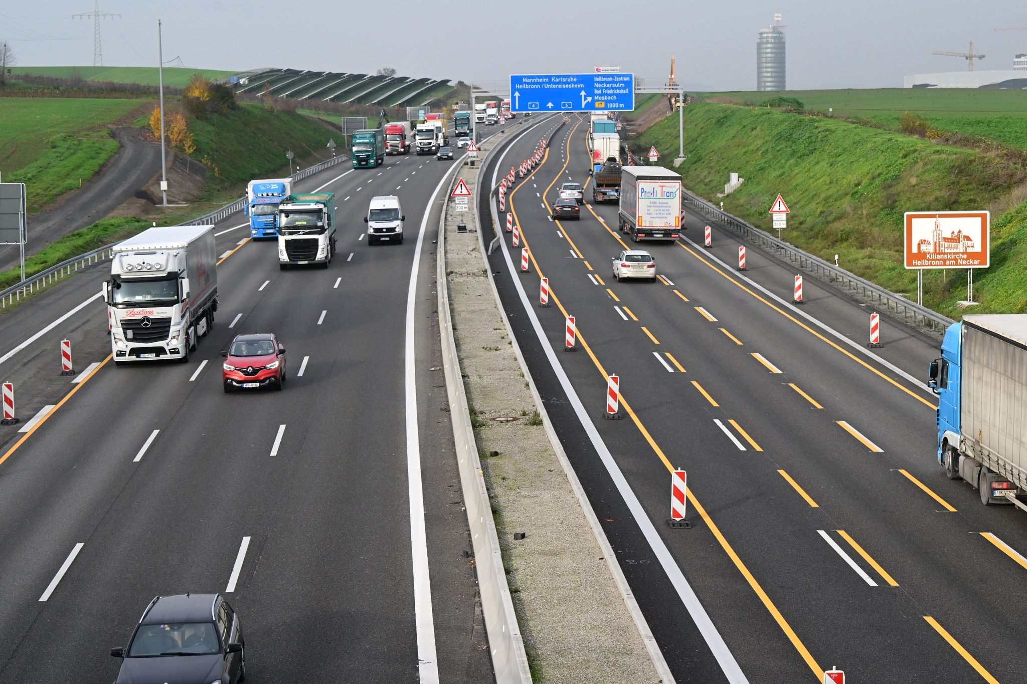 Die Autobahn A6 bei Weinsberg ist nach jahrelanger Bauzeit dreispurig ausgebaut.