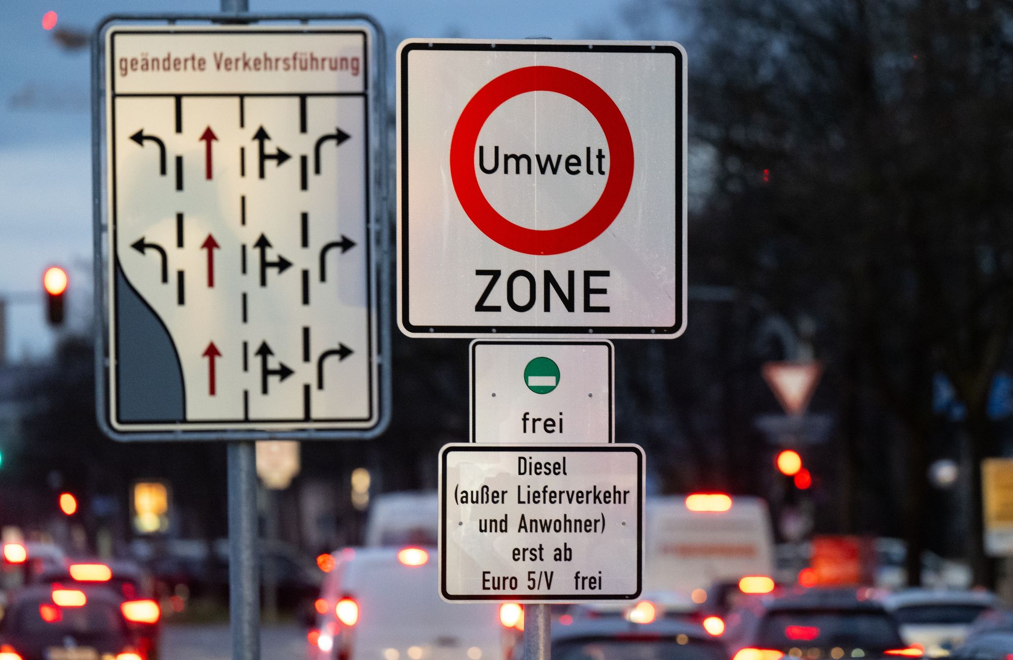 Ein Schild mit der Aufschrift «Umwelt Zone» und «Diesel (außer Lieferverkehr und Anwohner) erst ab Euro 5/V frei» steht an einer Zufahrt zum Mittleren Ring.