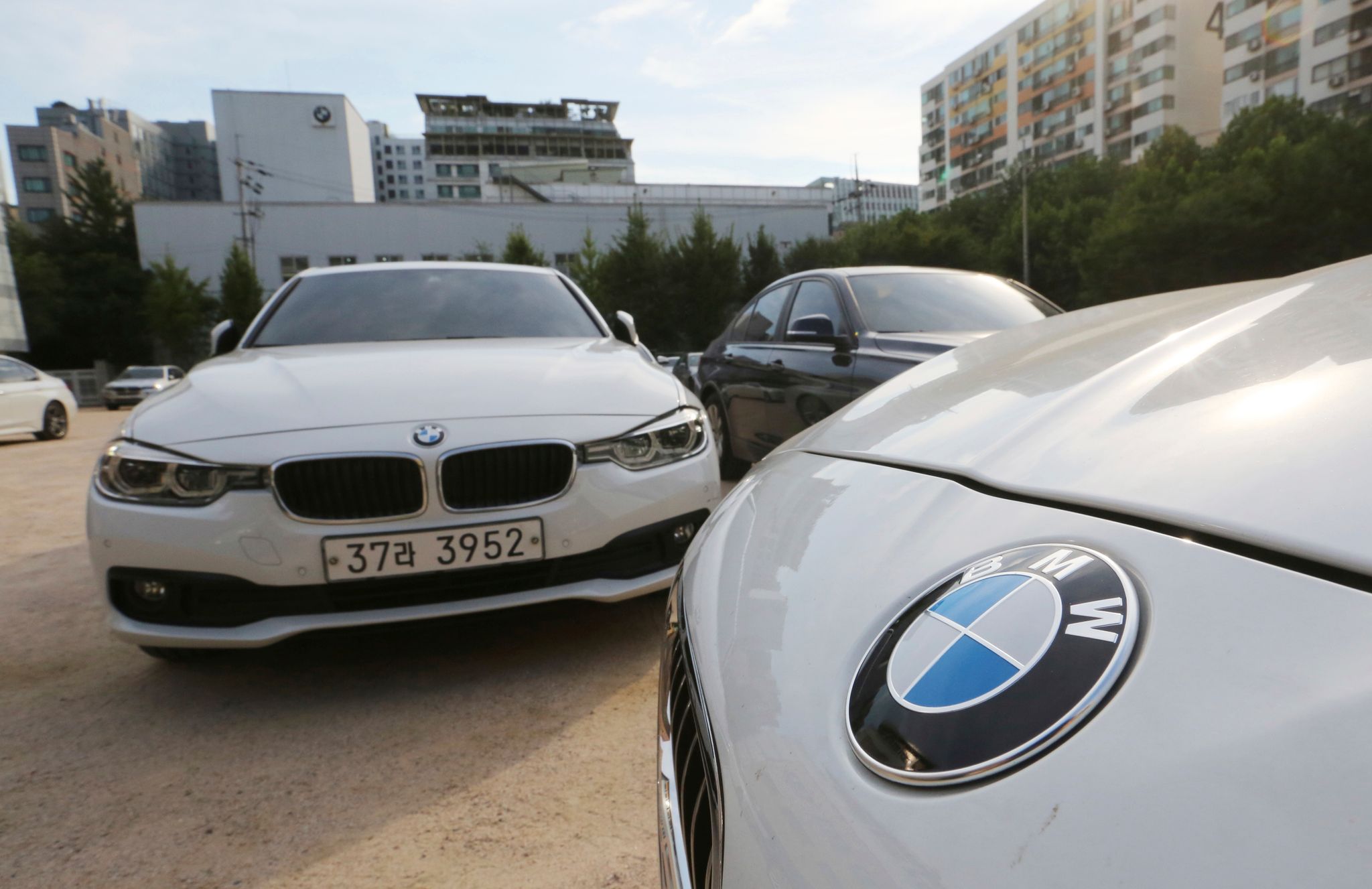 Die EU-Kommission hatte 2021 gegen BMW und Volkswagen wegen unerlaubter Absprachen zu sogenannten Adblue-Tanks hohe Strafen verhängt. Bei der Untersuchung in Südkorea ging es den Angaben der Autohersteller zufolge um die gleichen Sachverhalte.