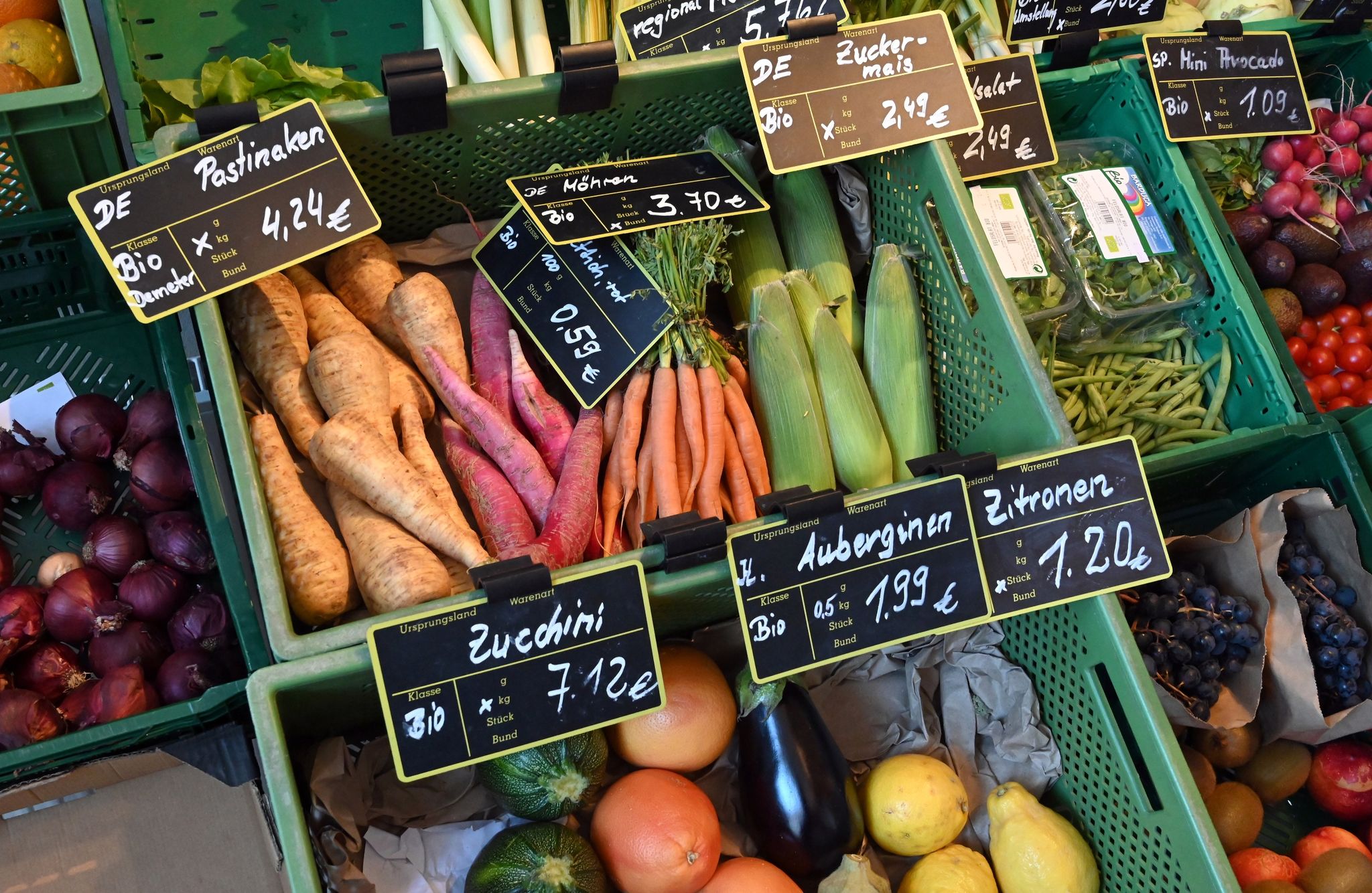 Regionales Bio-Gemüse wird in einem Laden verkauft.