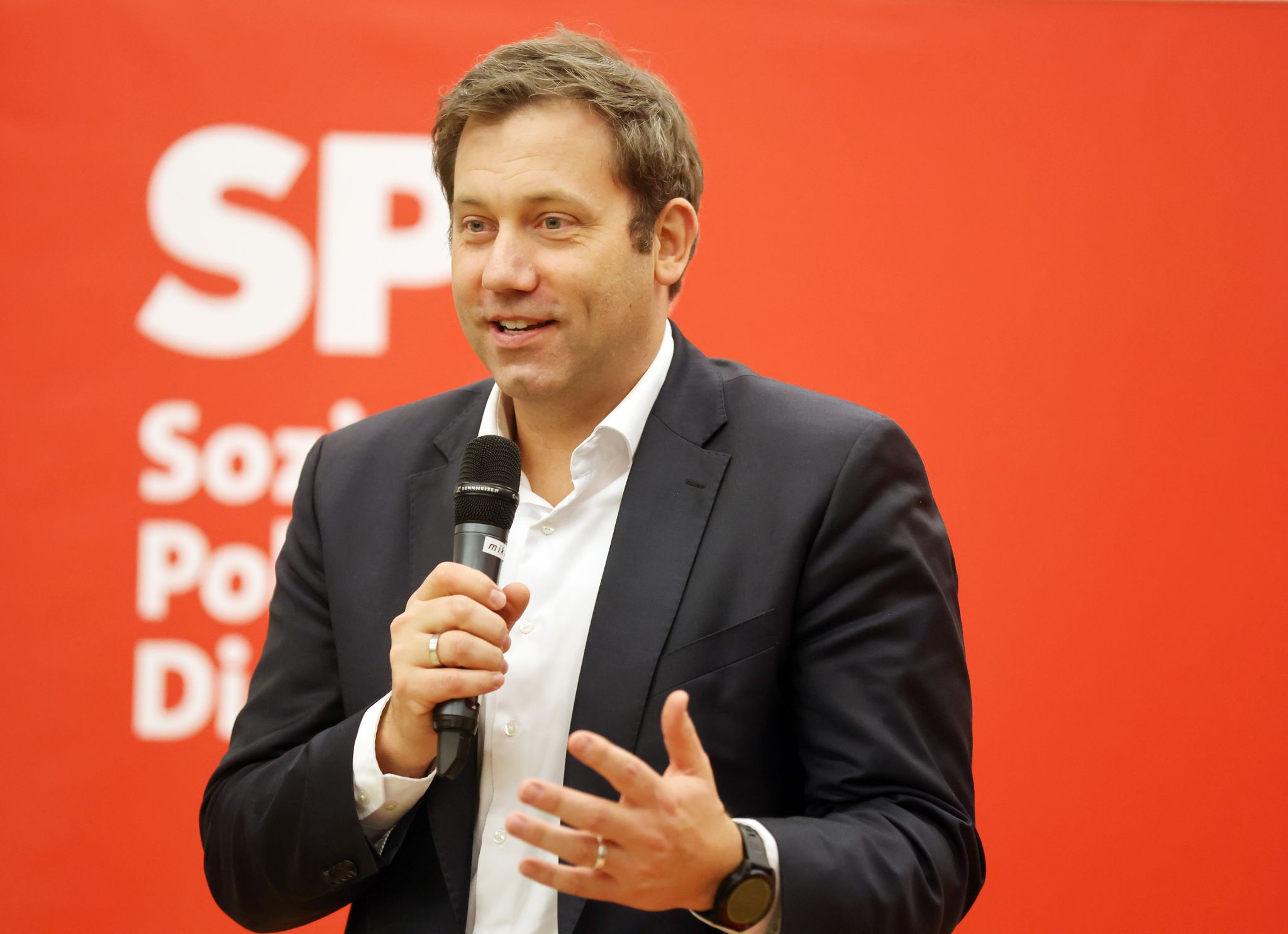 Lars Klingbeil, SPD-Vorsitzender, spricht bei einem Bürger-Gespräch.