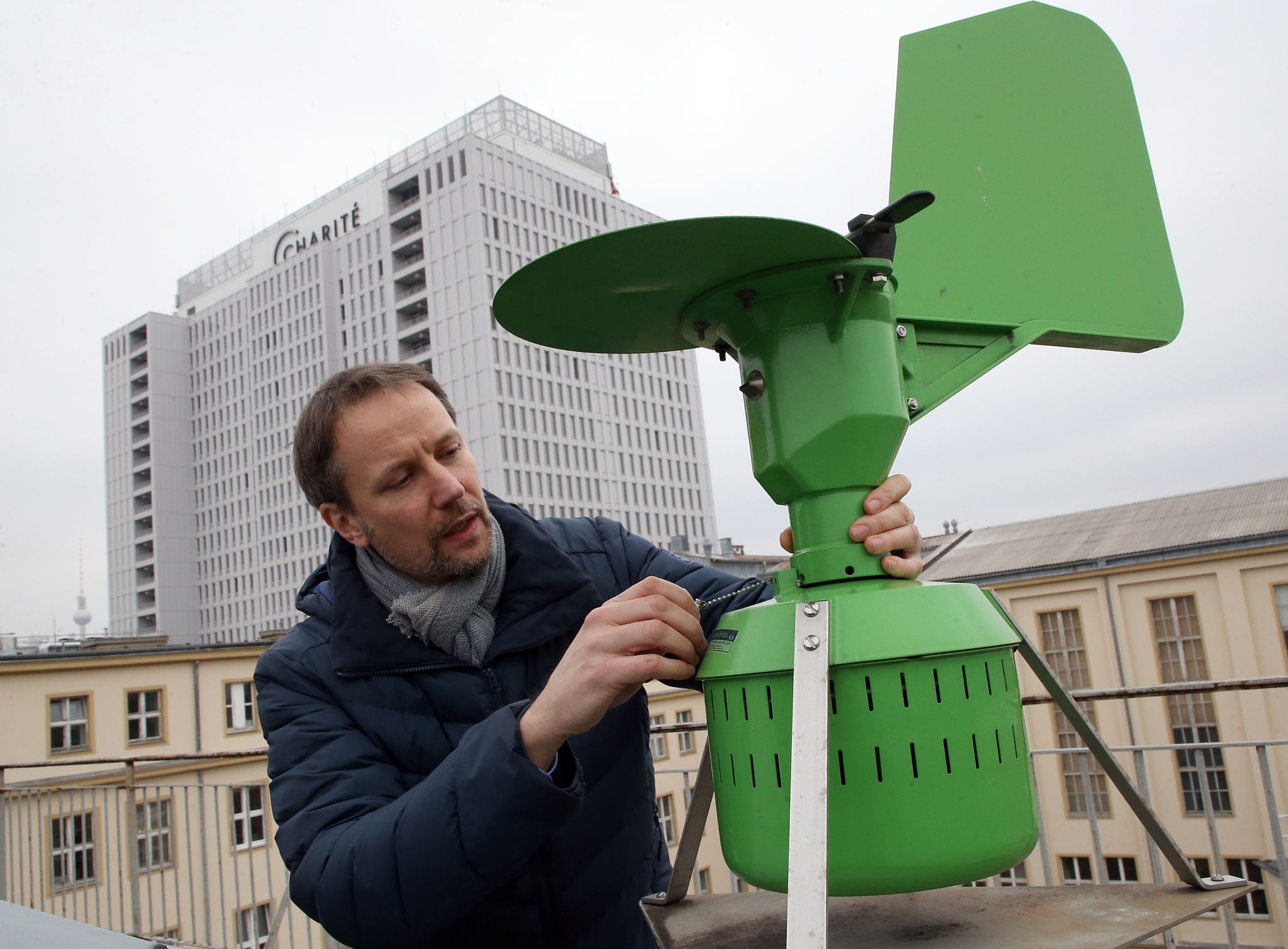 Landschaftsökologe Matthias Werchan kontrolliert auf dem Dach der Hautklinik der Charité in Berlin eine Pollenfalle.