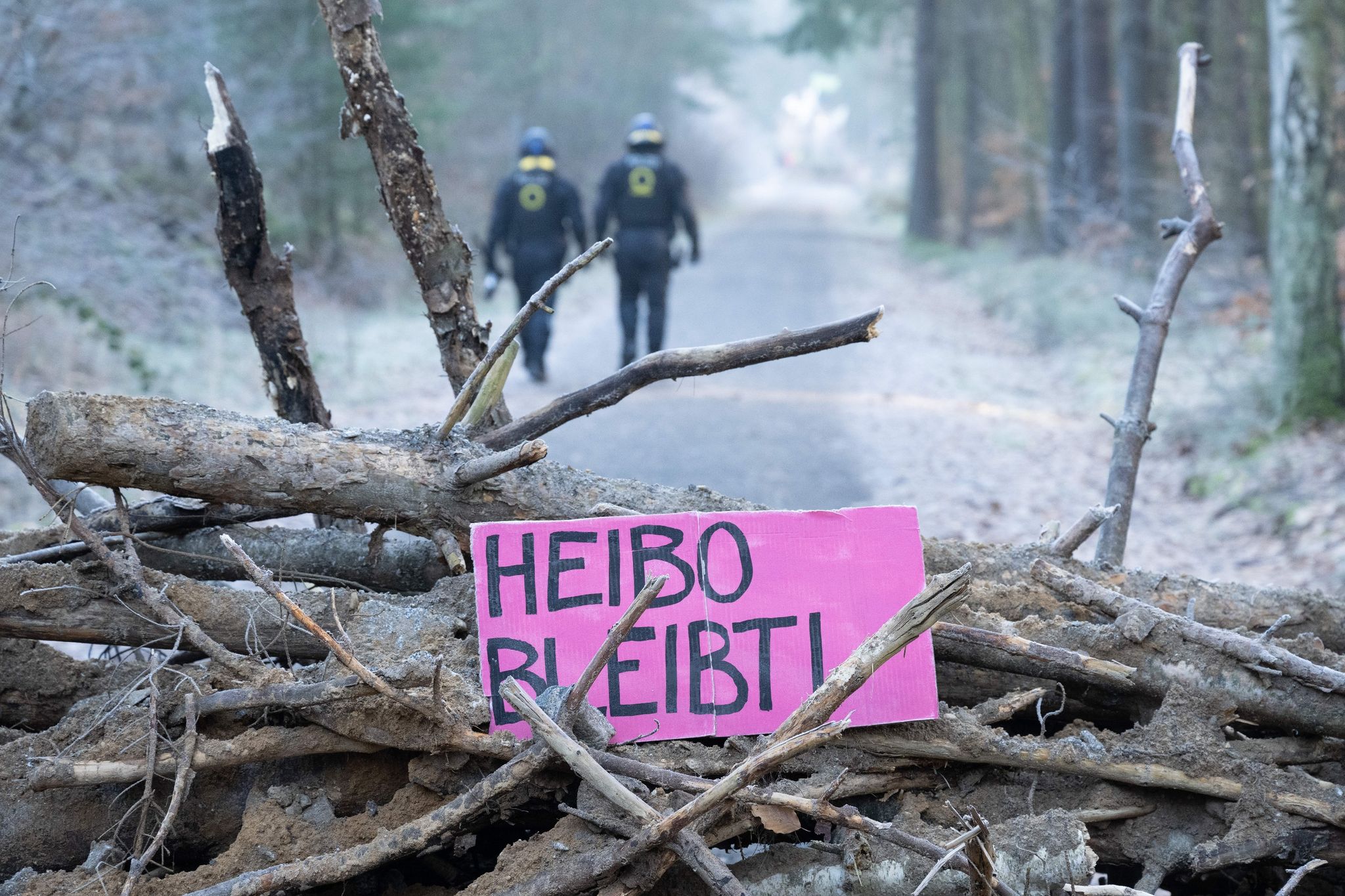 Polizisten räumen einen Waldweg im Waldstück Heidebogen.