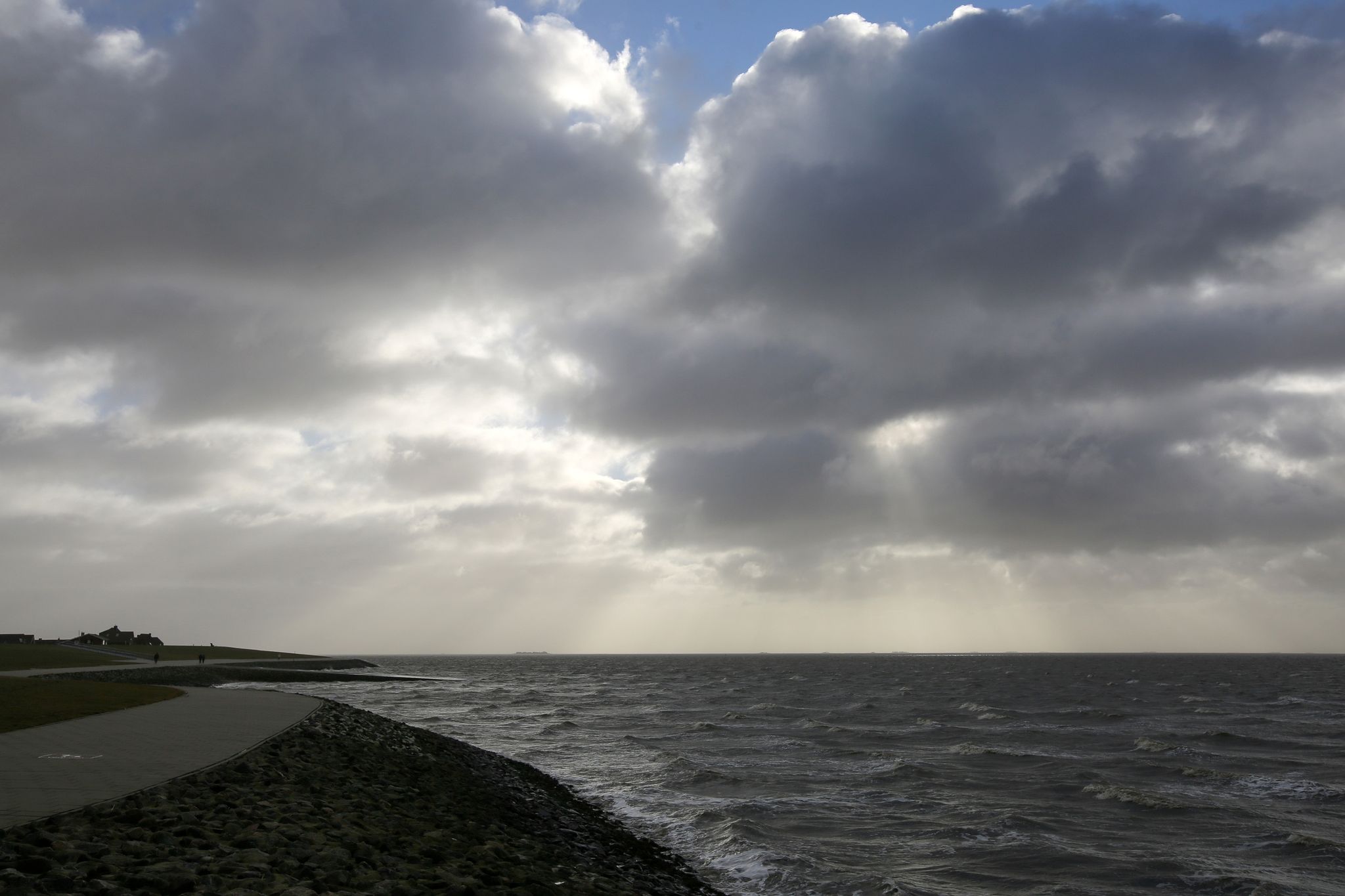 Ein Mix aus Sonne und Regenwolken an der Nordsee in Dagebüll zu sehen.