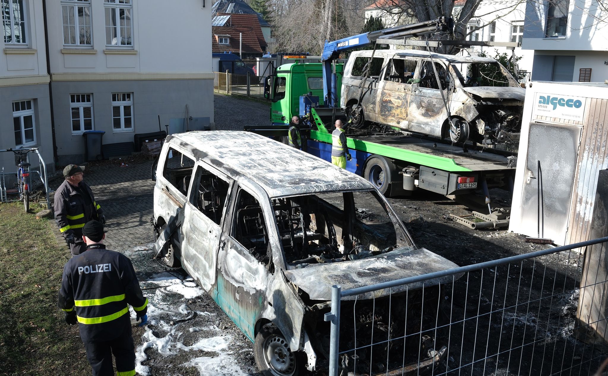 Ausgebrannte Fahrzeuge vom Staatsbetrieb Sachsenforst werden von der Polizei gesichert.