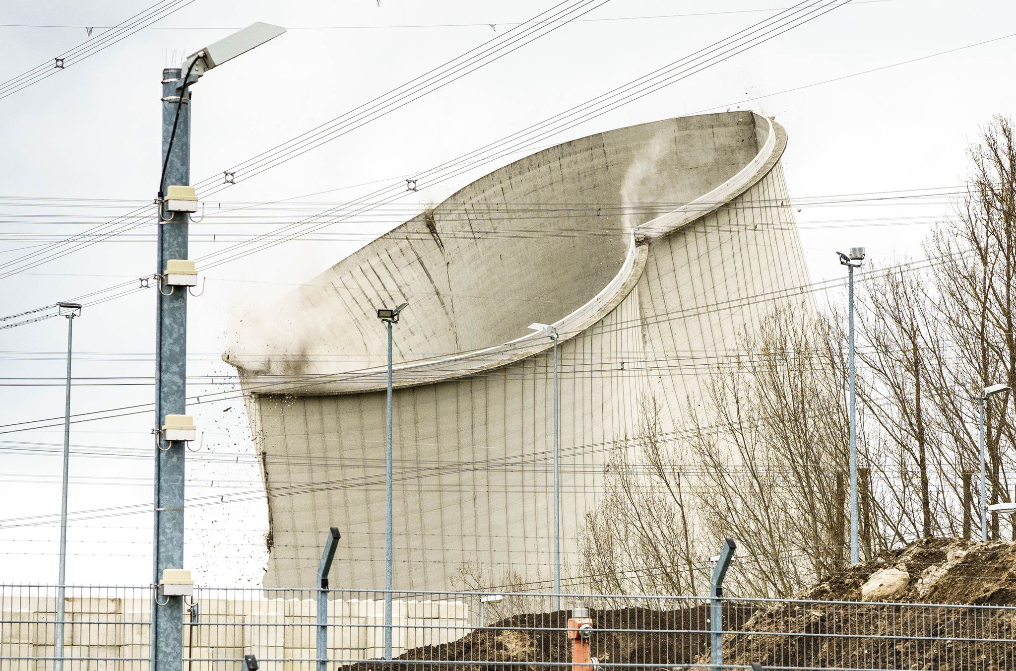 Einer der vier Kühltürme des stillgelegten Atomkraftwerkes Biblis fällt beim Abriss in sich zusammen.
