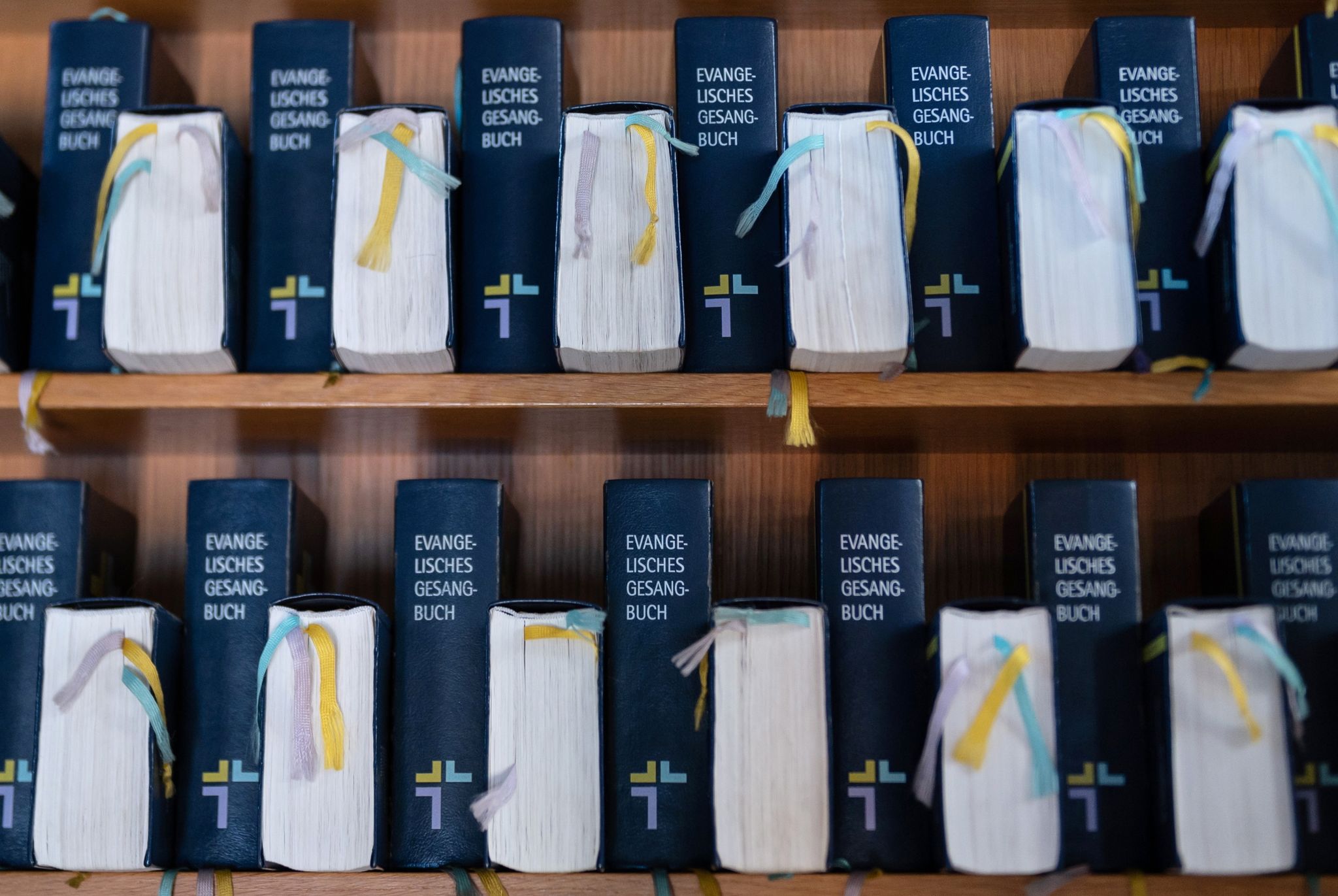 Evangelische Gesangbücher in einer Kirche.