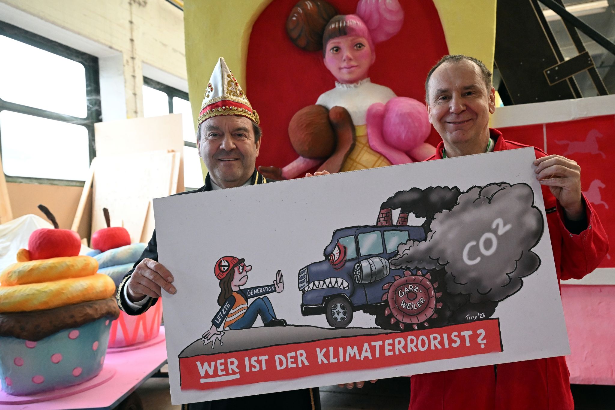Jacques Tilly (r), Wagenbauer, und Hans-Jürgen Tüllmann, Geschäftsführer des Comitee Düsseldorfer Carneval, präsentieren einen Entwurf für den Mottowagen «Wer ist der Klimaterrorist».