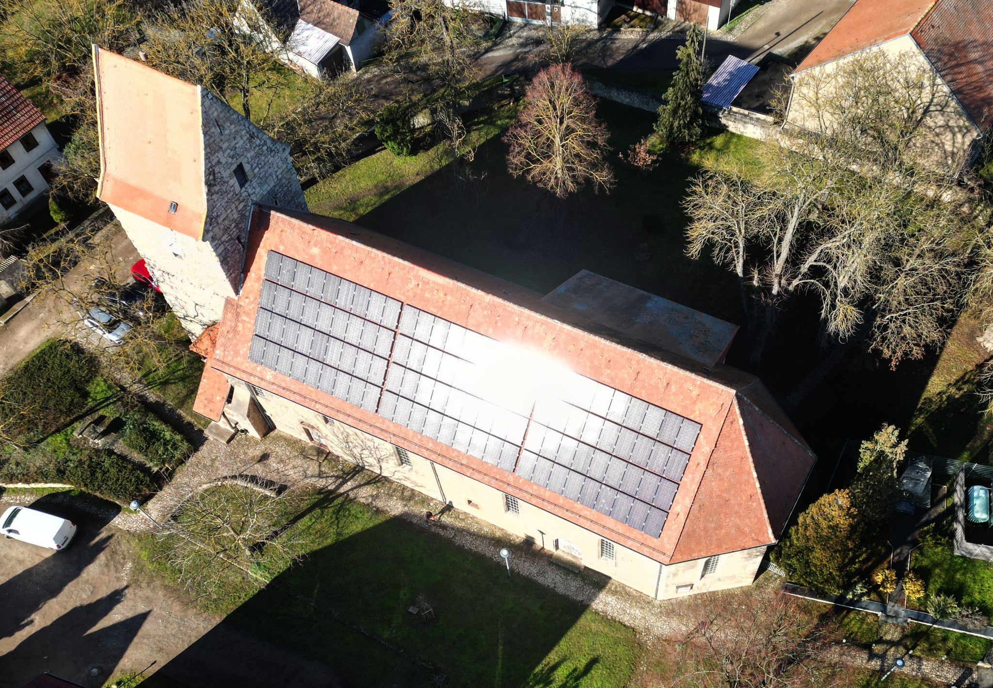 Die evangelische Kirche in Mitteldeutschland (EKMD) will künftig mehr Kirchendächer mit Photovoltaikanlagen ausstatten.