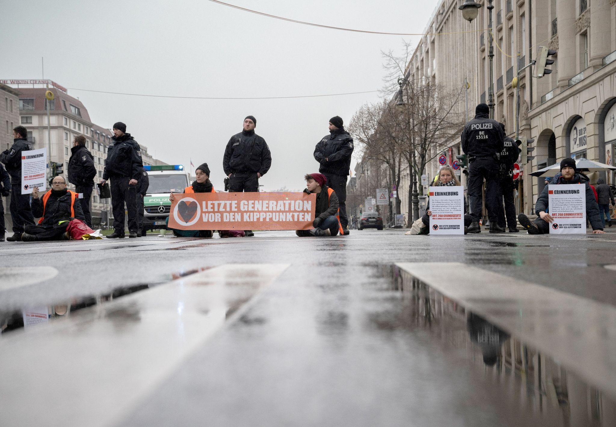 Mitglieder der Umweltschutz-Gruppe «Letzte Generation» blockieren eine Kreuzung auf der Straße «Unter den Linden».