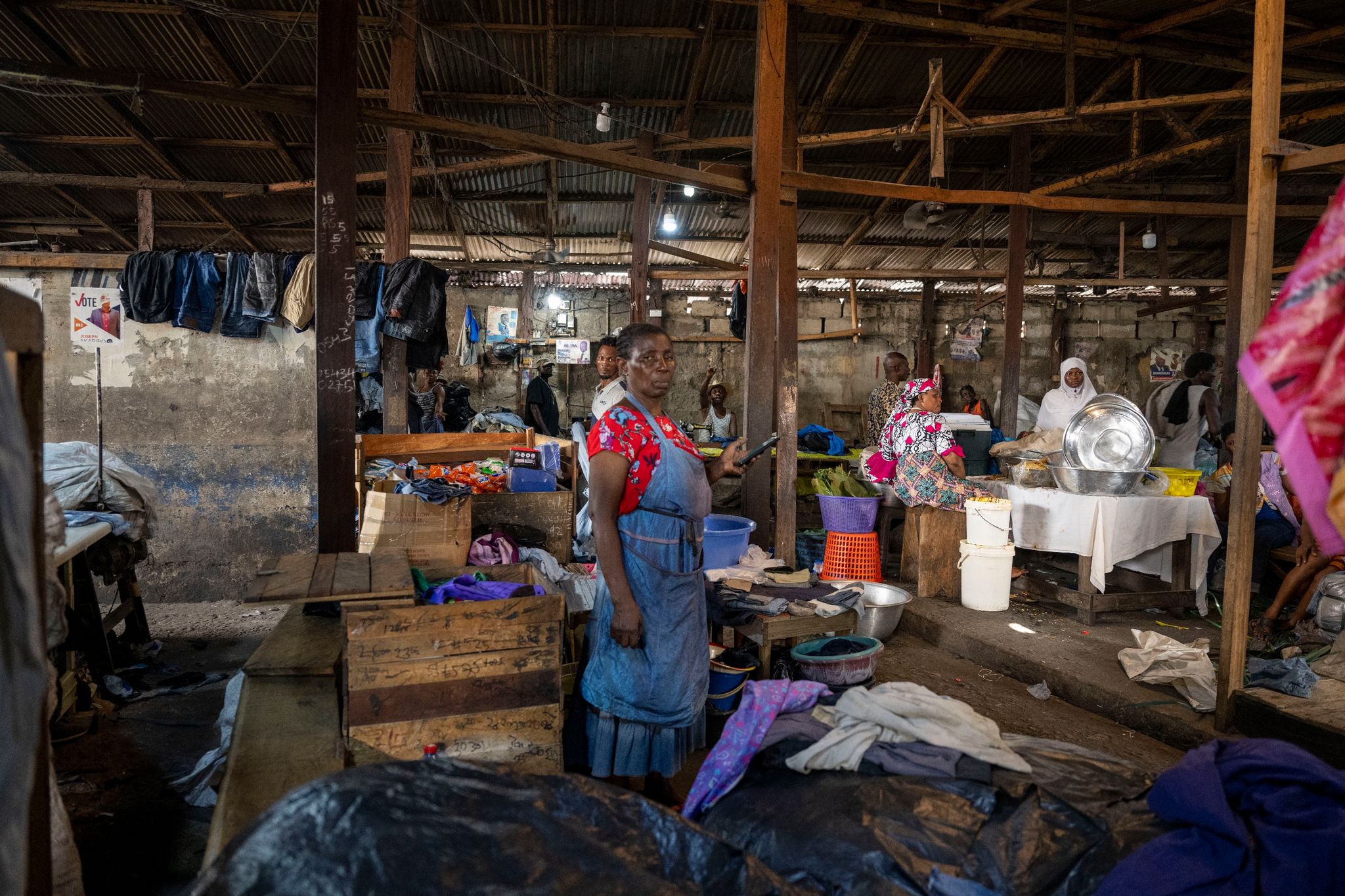 Menschen arbeiten auf einem Markt in Accra. Für viele ist der Markt die Lebensgrundlage.
