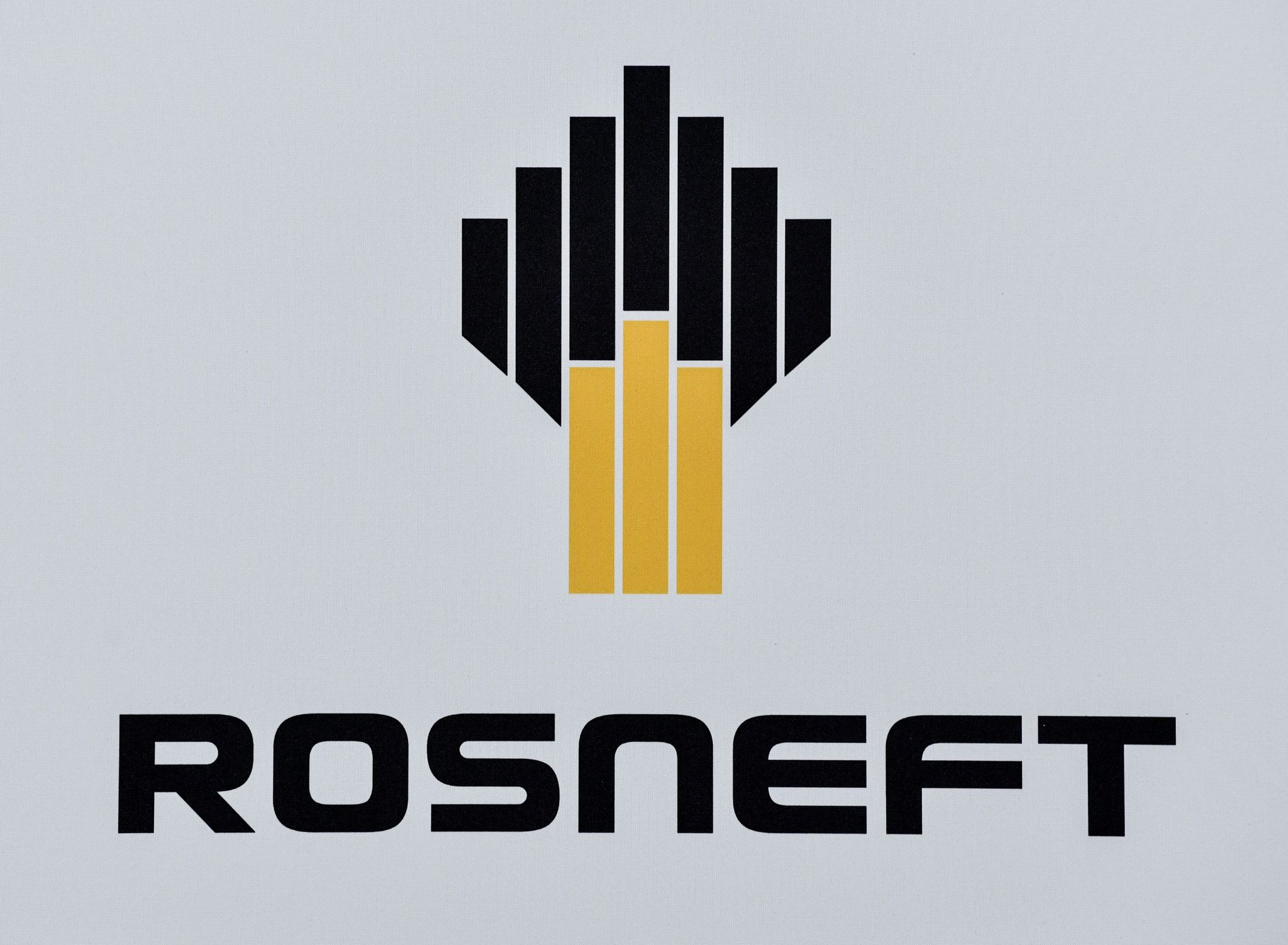 Das Logo des russischen Ölkonzerns Rosneft, fotografiert in der PCK-Raffinerie in Schwedt an der Oder.