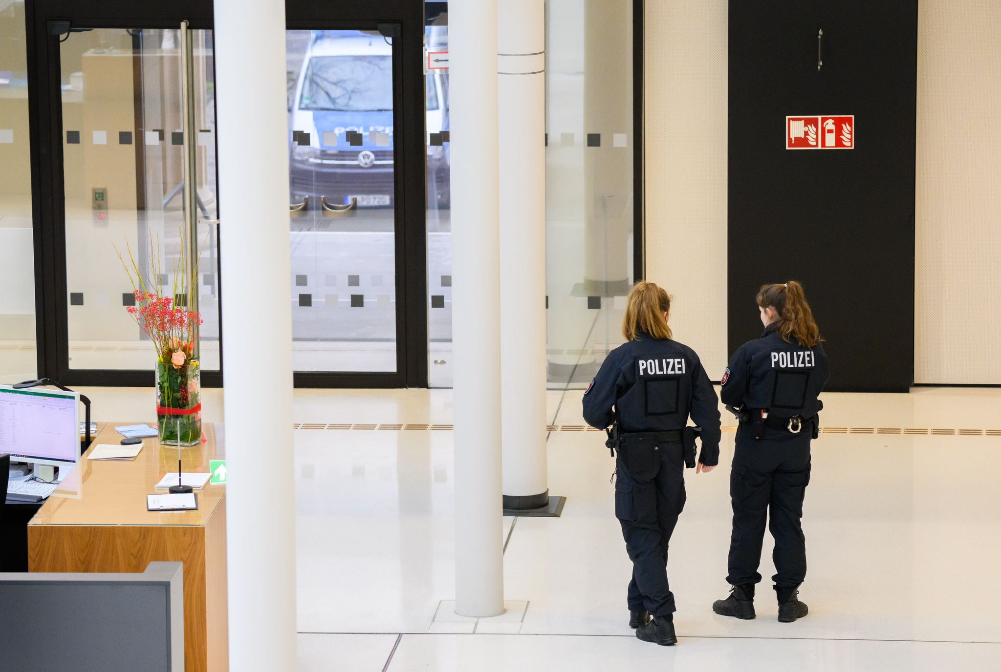 Zwei Polizistinnen bewachen das Eingangsportal vom niedersächsischen Landtag.