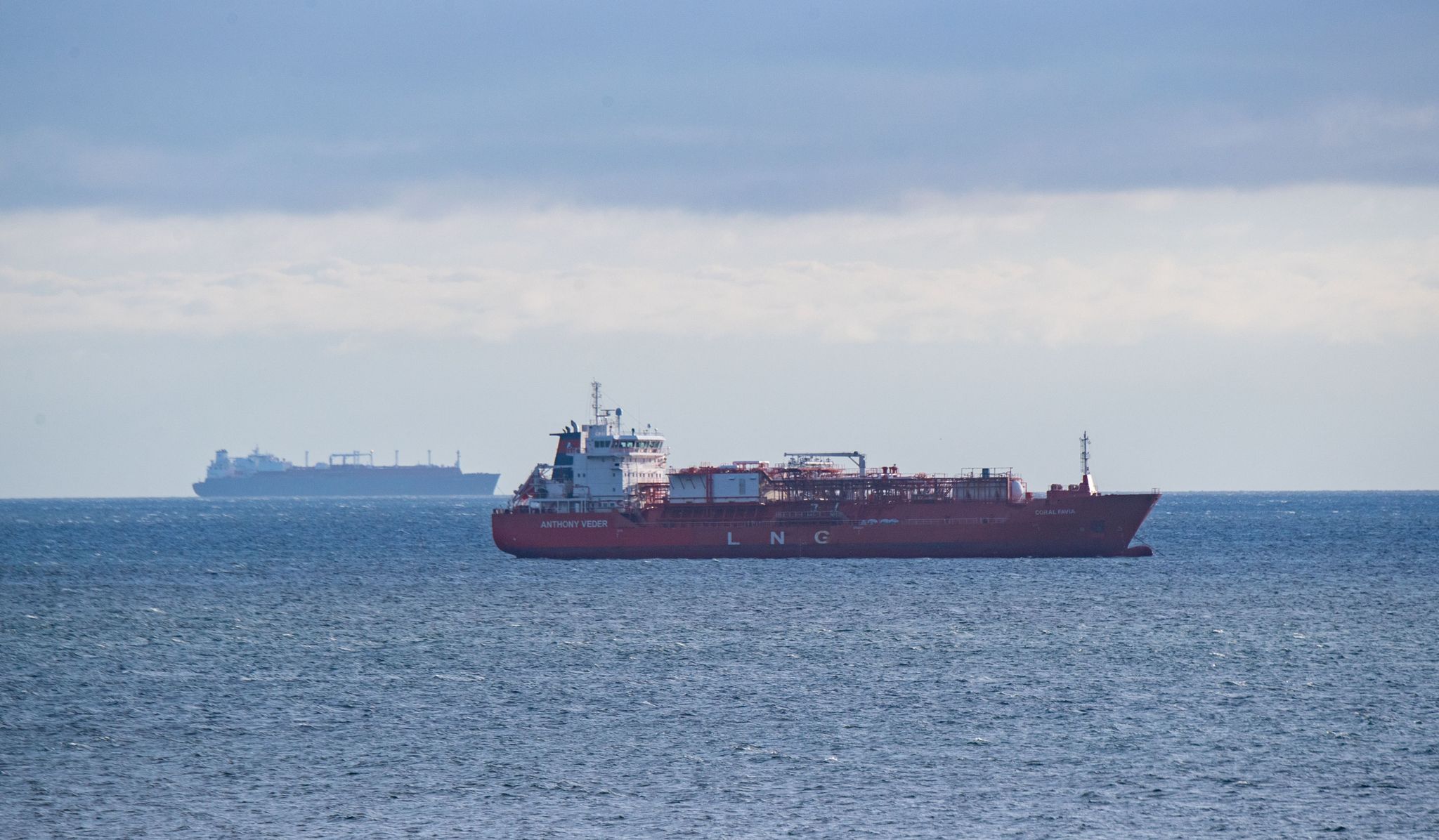 Der LNG-Shuttle-Tanker «Coral Favia» liegt vor der Hafenstadt vor Anker.