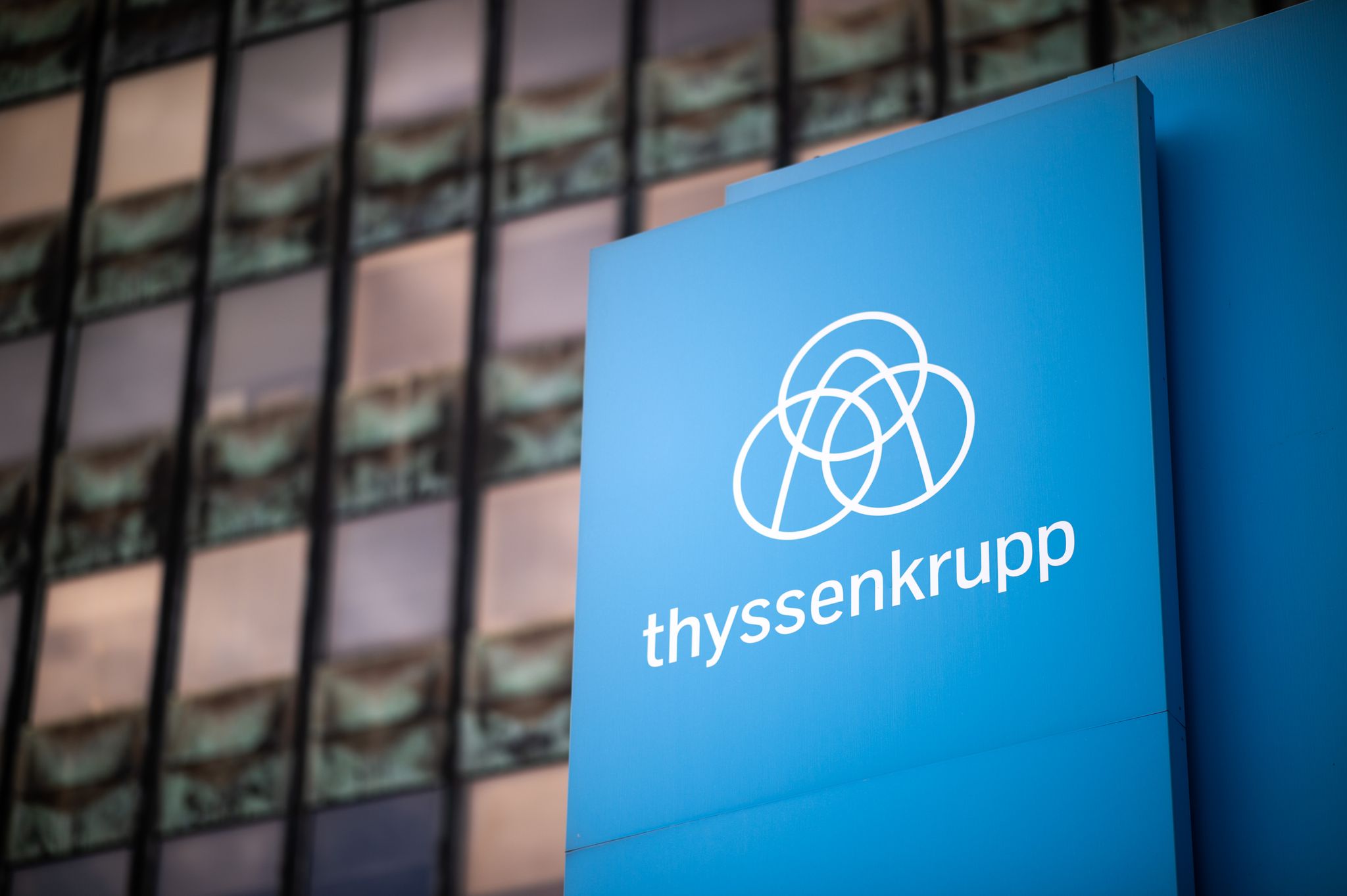 Der Schriftzug «thyssenkrupp» ist auf einem Schild vor der Konzernzentrale zu sehen.