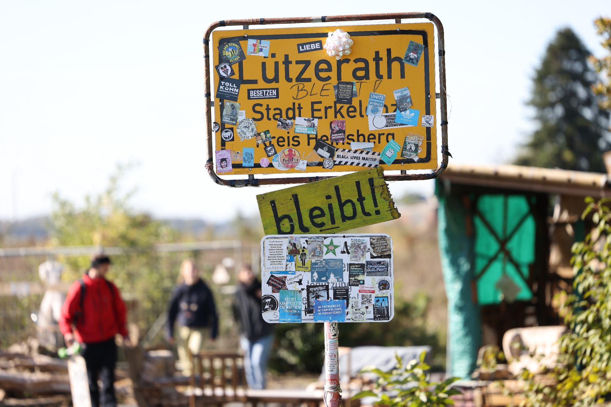 Das von Aktivisten beklebte Dorfeingangs-Schild von Lützerath.