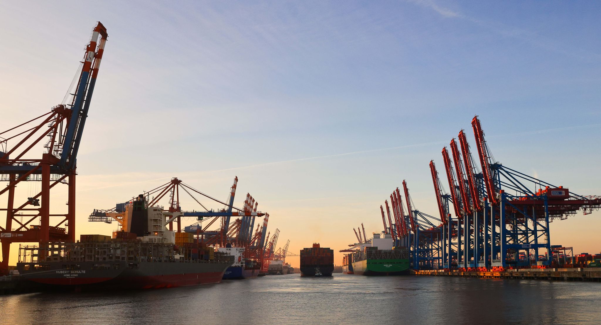 Das Containerschiff Al Jmeliyah der Reederei Hapag-Lloyd verlässt den Waltershofer Hafen zwischen den Containerterminals Burchardkai (CTA) der HHLA (Hamburger Hafen und Logistik AG) und Eurogate (l).