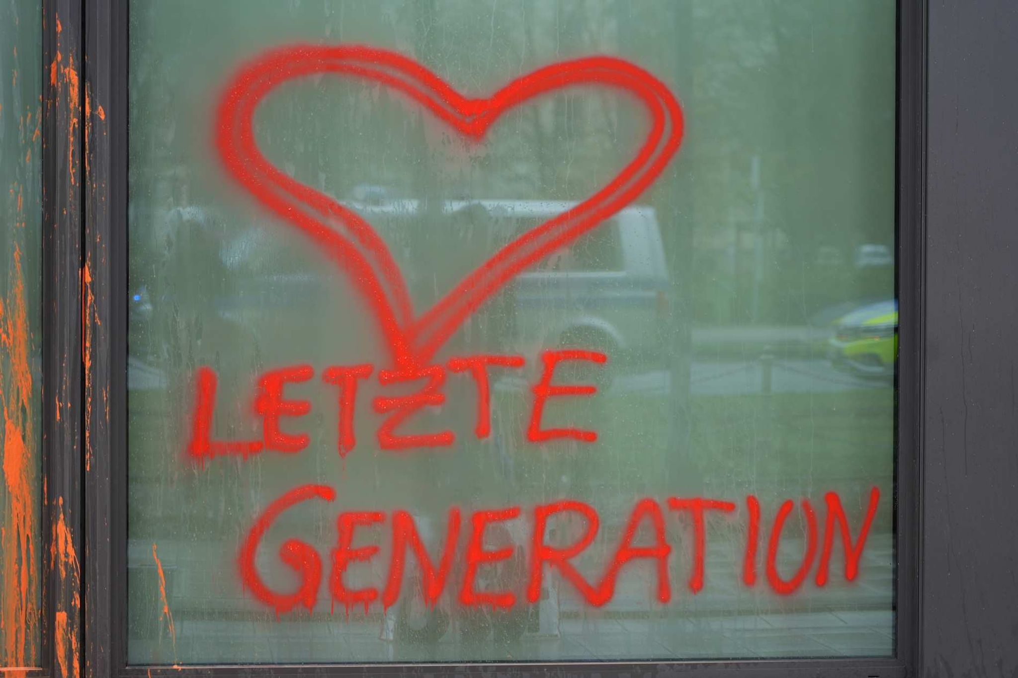 Aktivisten der Gruppierung «Letzte Generation» haben mit Farbe ein Herz an ein Fenster gemalt.