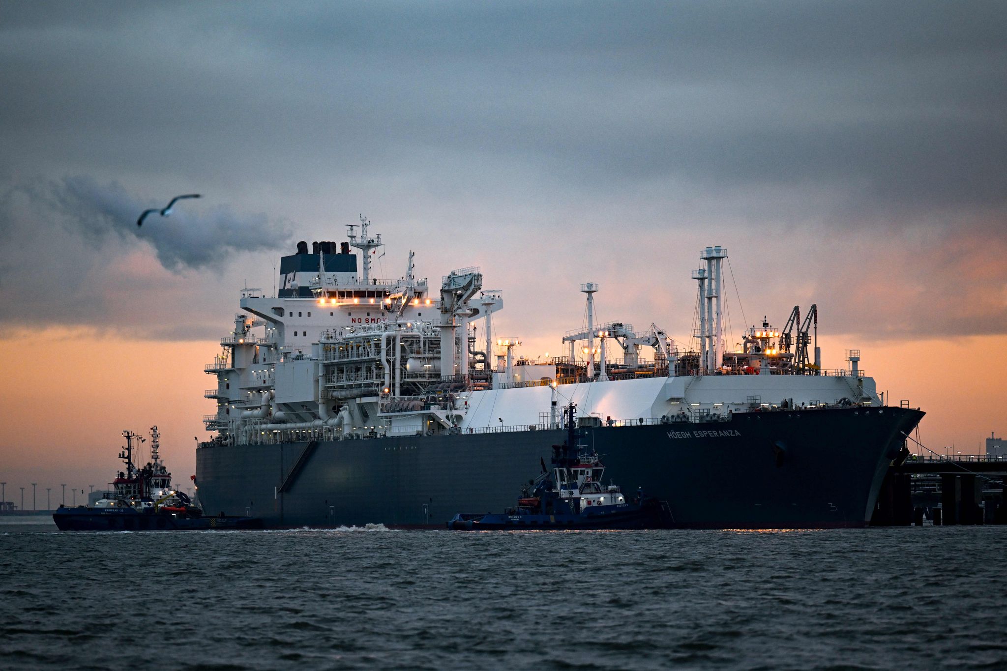Ein Schiff dient als schwimmende Plattform, um Flüssigerdgas (LNG) anzulanden und zu regasifizieren.