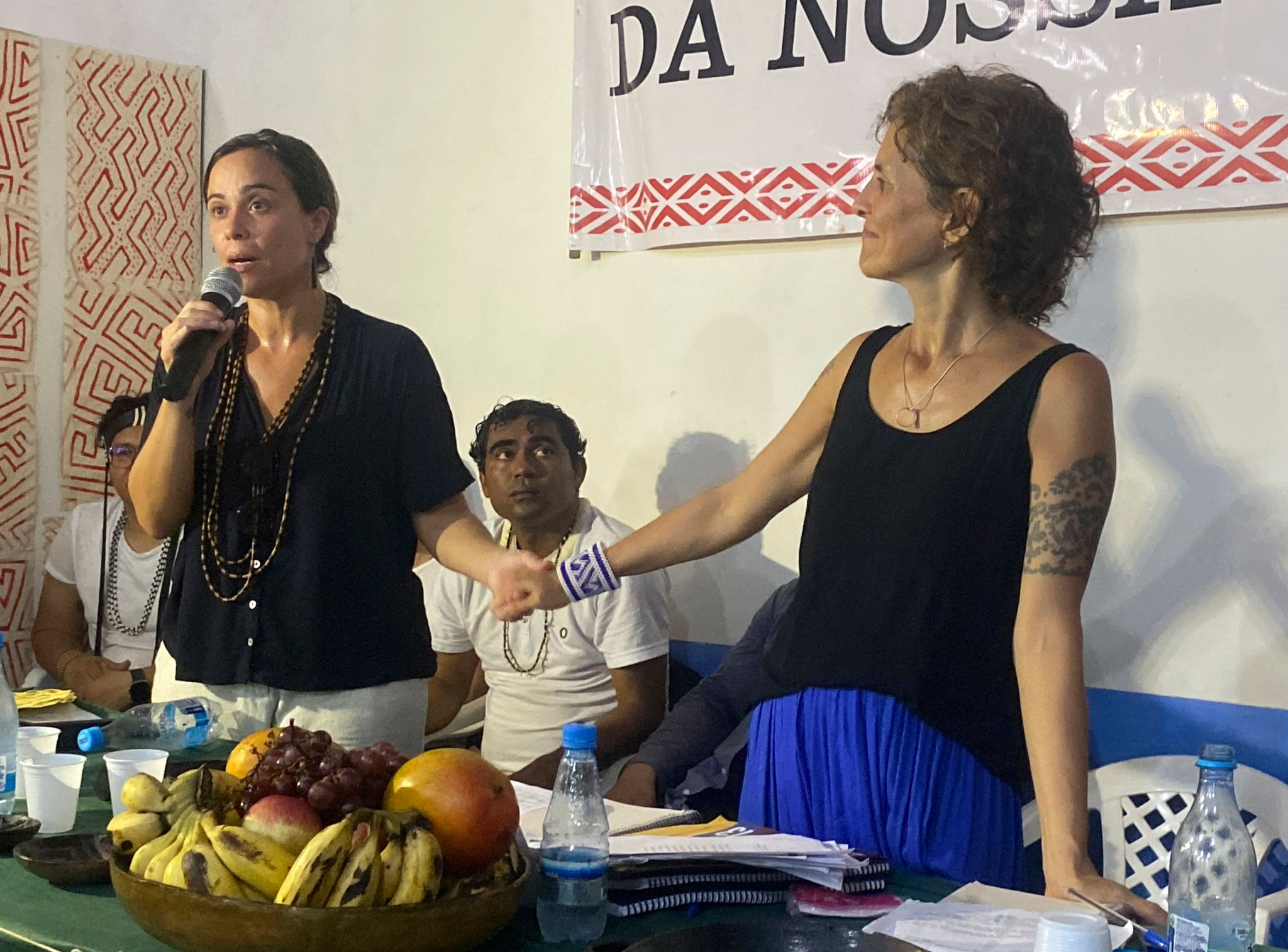 Beatriz Matos (l) und Alessandra Sampaio, die Witwen von Bruno Pereira und Dom Phillips, nehmen an einer Zeremonie in Atalaia do Norte, im Bundesstaat Amazonas teil. Eine hochrangige Delegation der brasilianischen Regierung besuchte die Region, in der die beiden Männer ermordet worden waren.