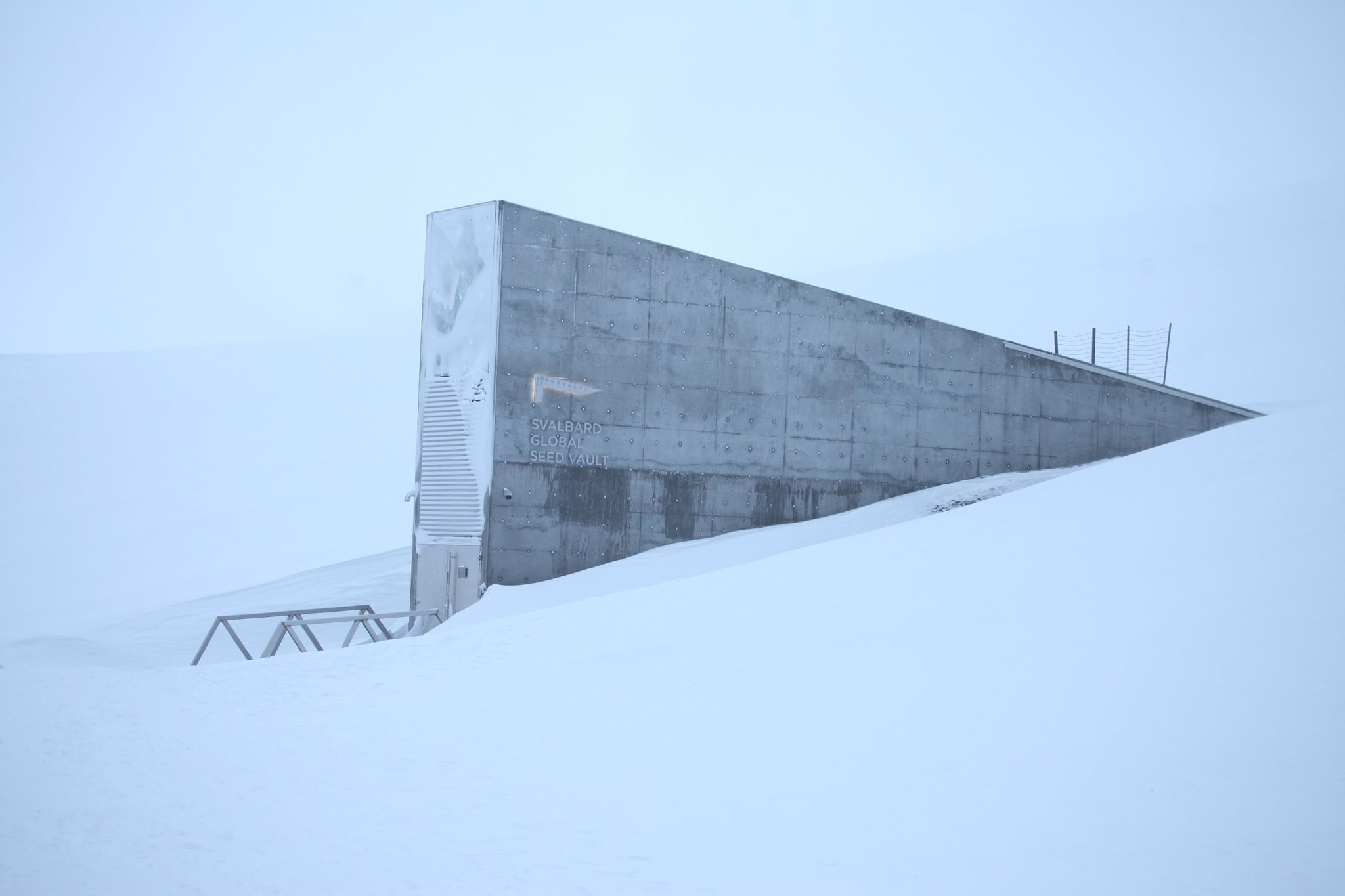 Der Eingang zum globalen Saatguttresor auf Spitzbergen ragt in der Nähe des Polarstädtchens Longyearbyen aus der verschneiten Berglandschaft empor.