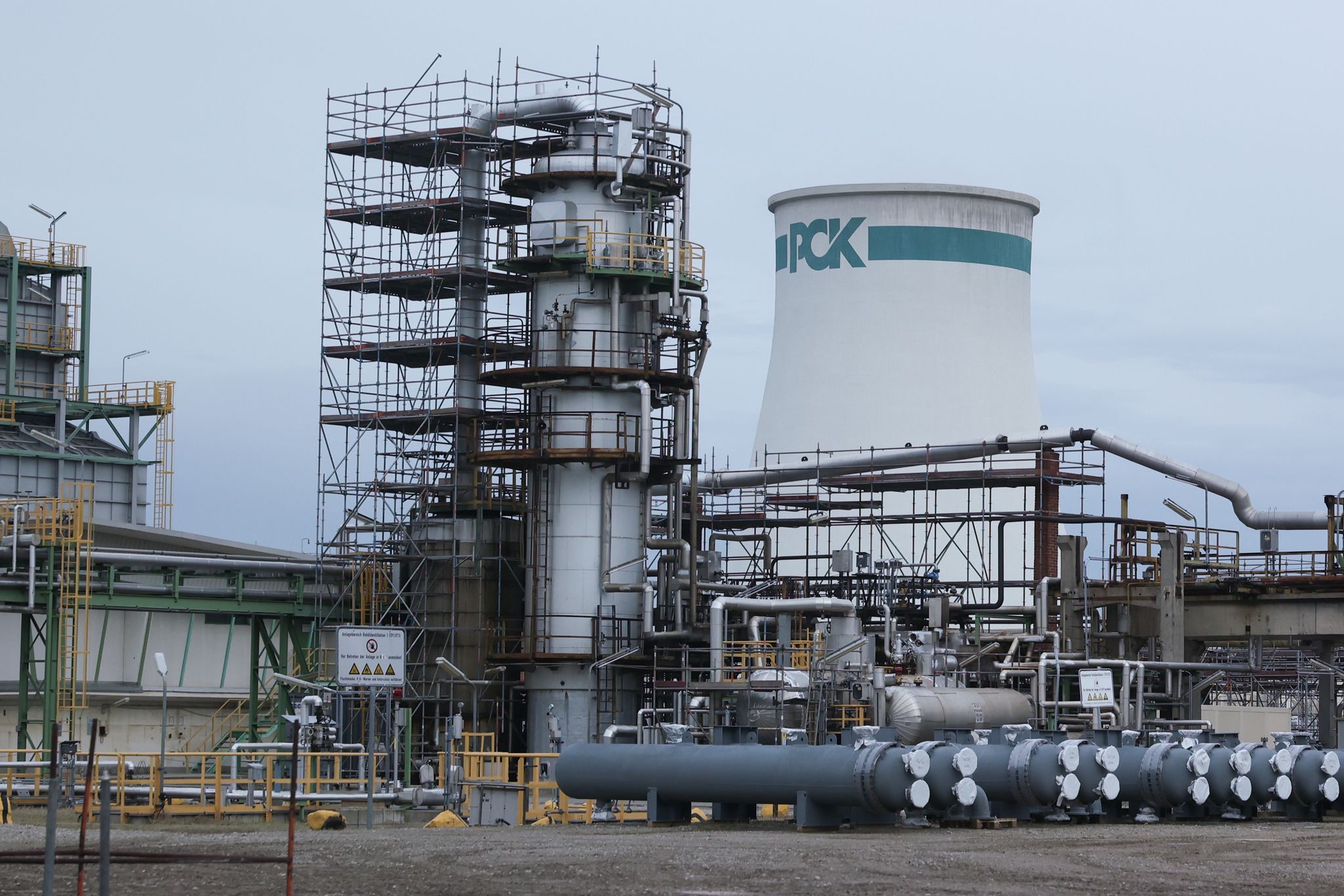 Ein Turm mit einem «PCK»-Logo ist auf dem Gelände der PCK-Raffinerie zu sehen.