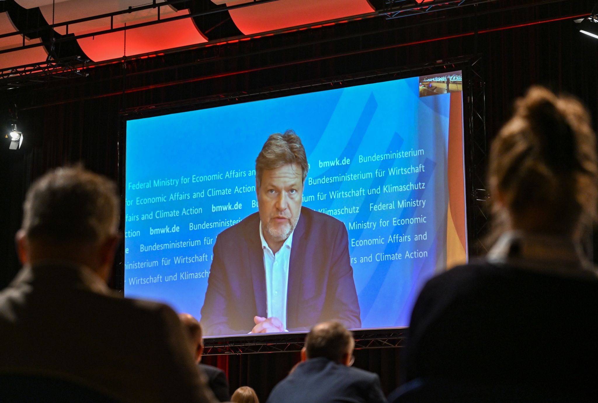 Robert Habeck (Bündnis 90/Die Grünen), Bundesminister für Wirtschaft und Klimaschutz, live zu sehen auf einer Videoleinwand.
