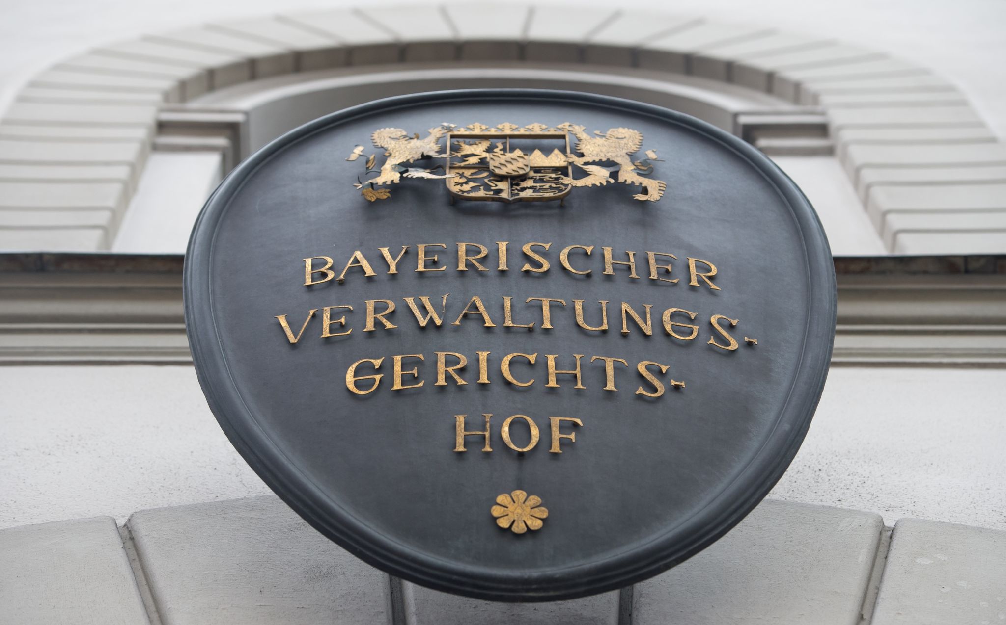 Ein Metallschild mit der Aufschrift «Bayerischer Verwaltungsgerichtshof» hängt an der Fassade des bayerischen Verwaltungsgerichtshof.