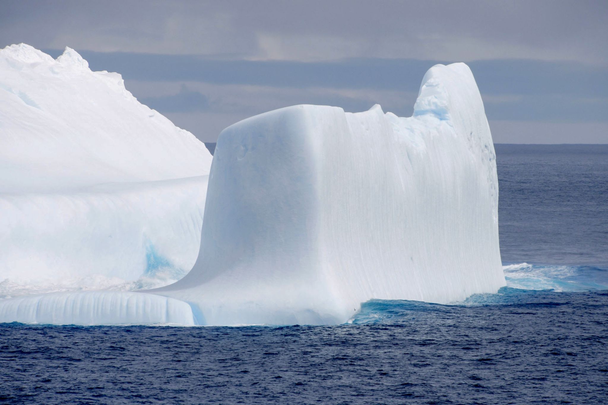 Ein Eisberg im Antarktischen Ozean.