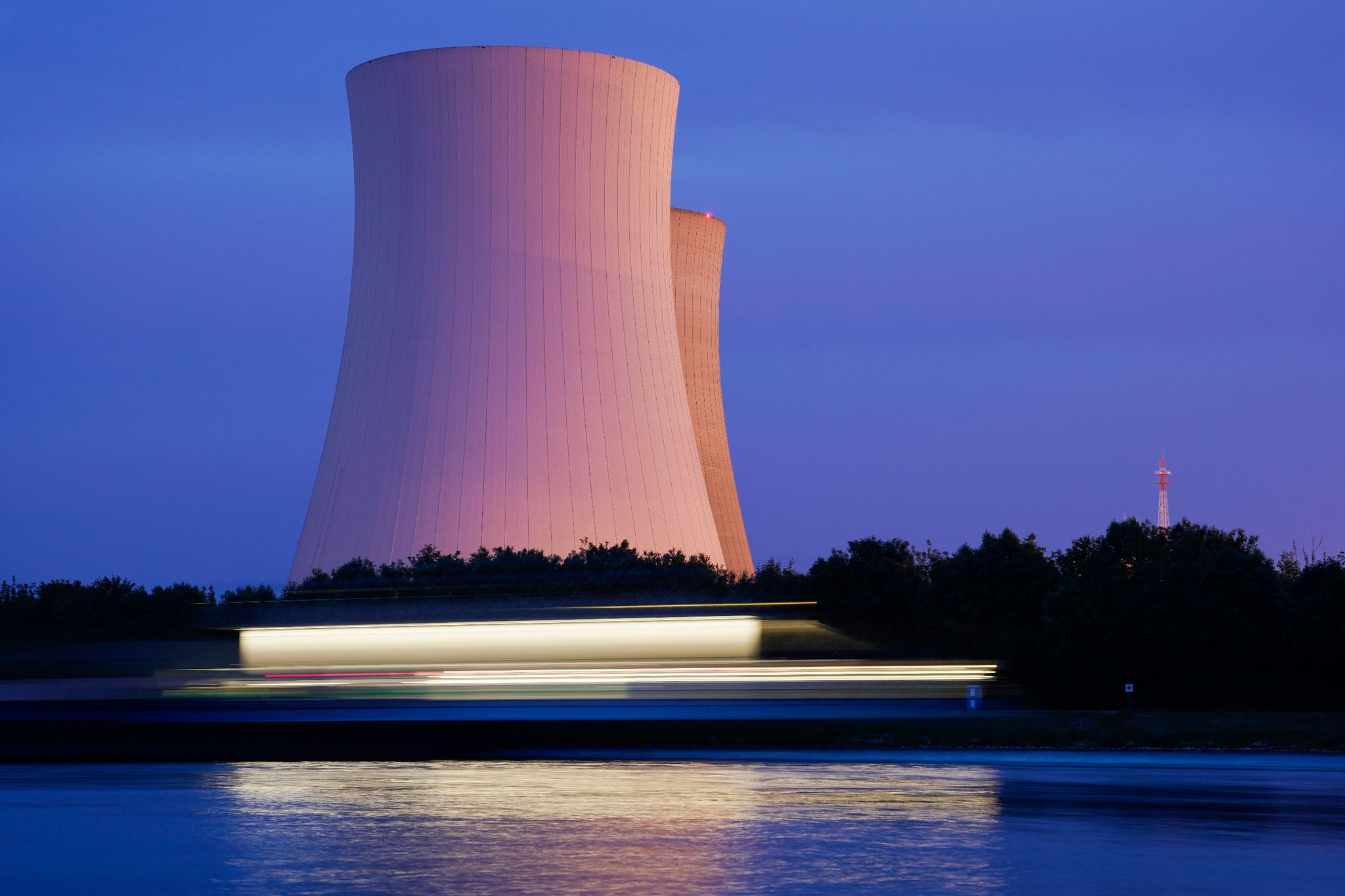 Im Abendlicht sind die beiden Kühltürmen des stillgelegten Atomkraftwerks Philippsburg zu sehen.