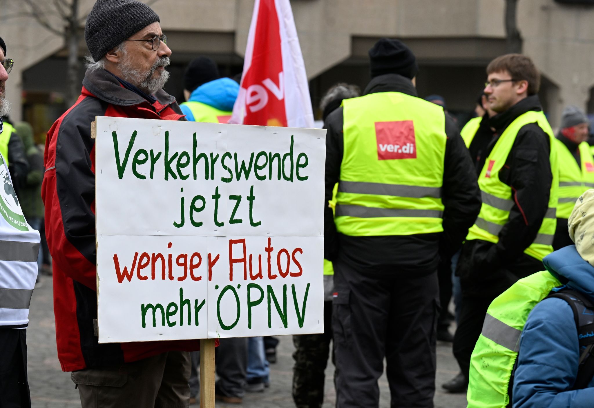 Aktivisten nehmen zusammen mit der Gewerkschaft Verdi an der Kundgebung von Fridays for Future teil.